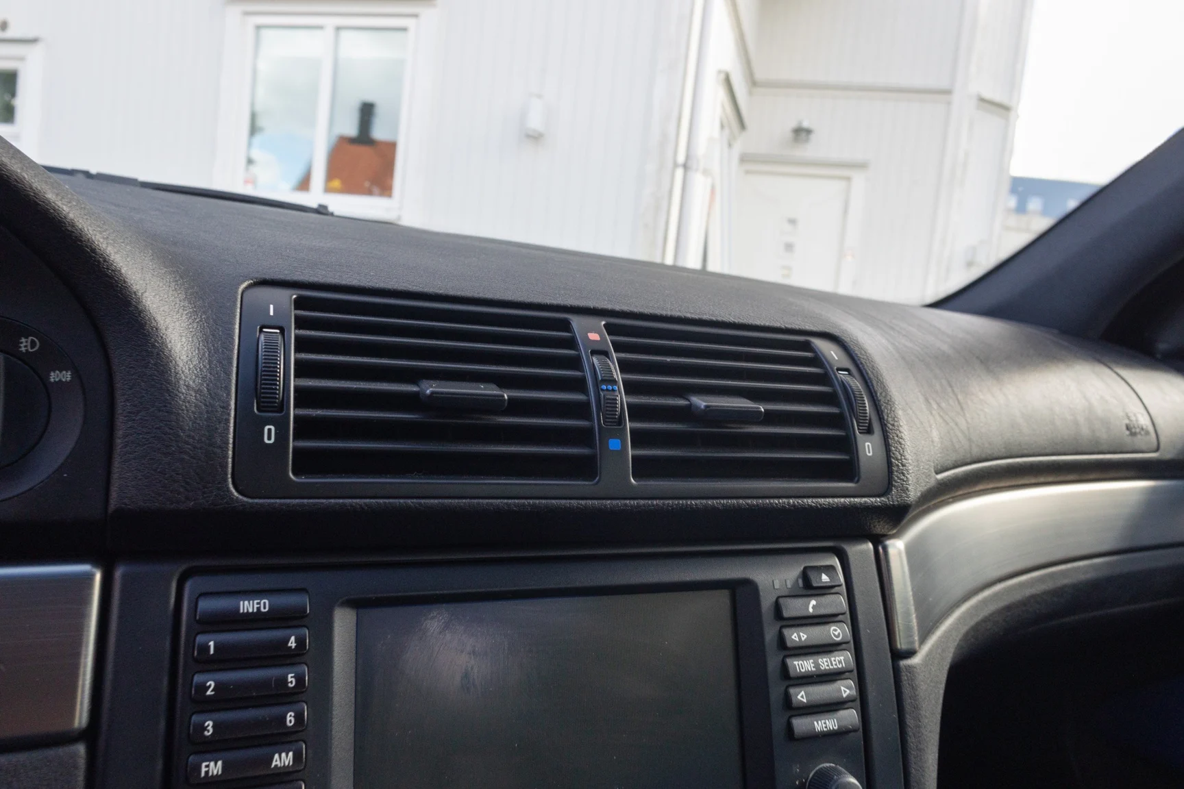 Interior image of 2002 BMW M5 E39 (36)