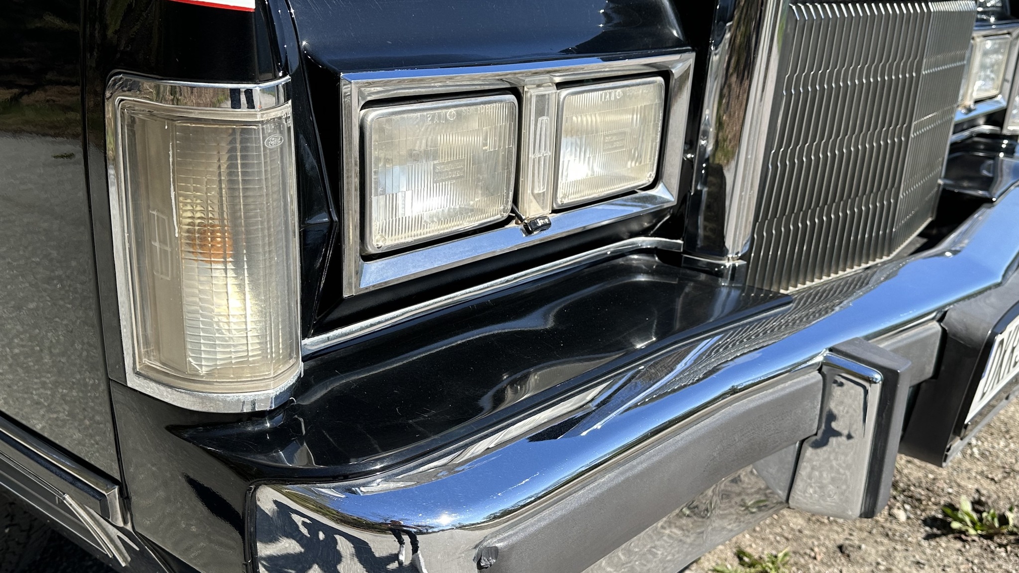 Exterior image of 1988 Lincoln Town Car