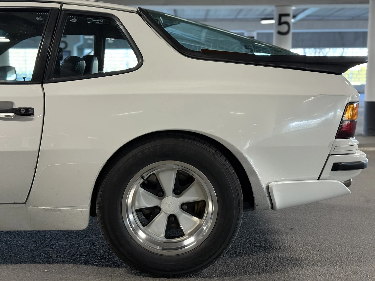 Exteriörbild på 1984 PORSCHE 944 Targa (43)