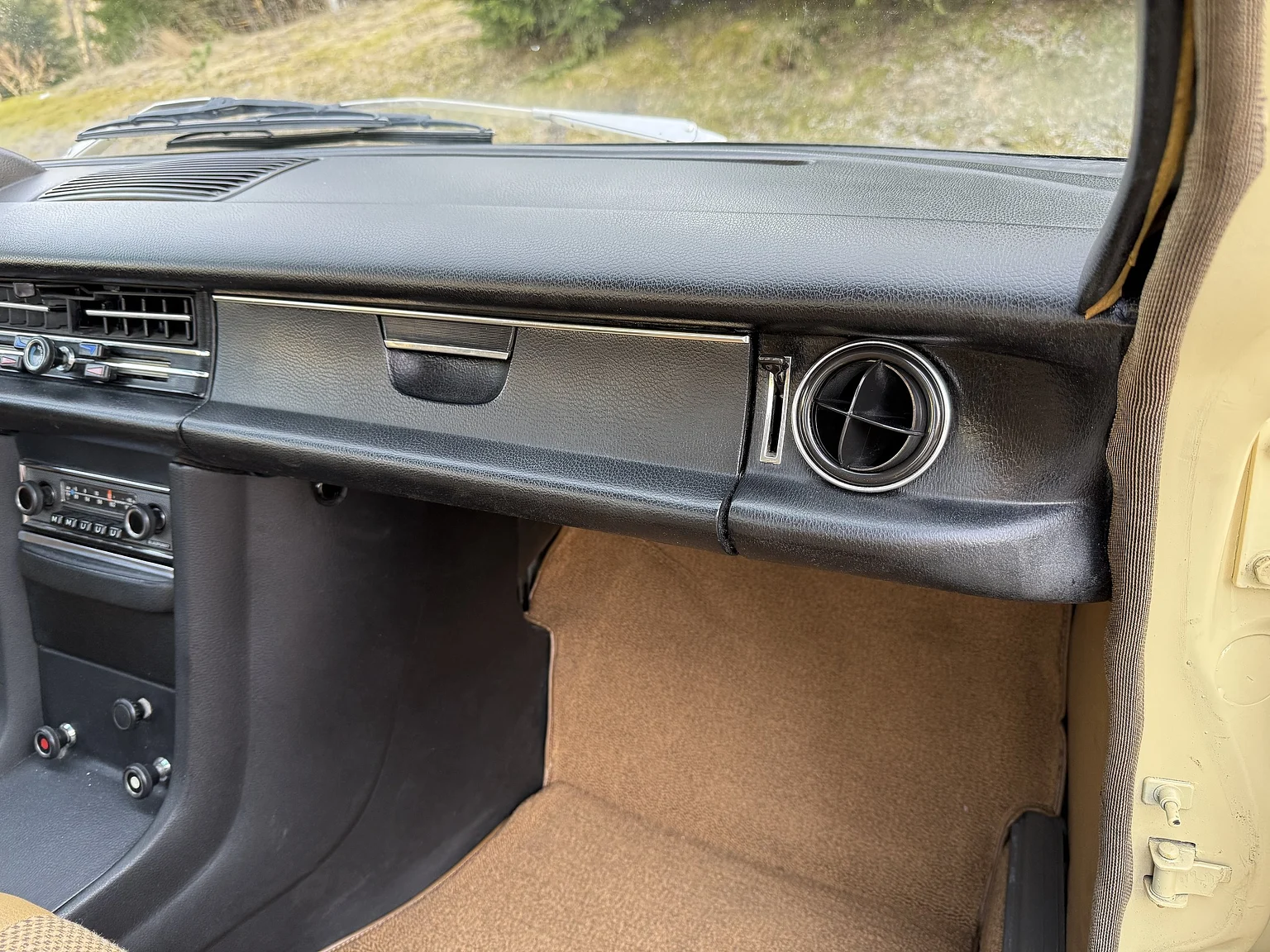 Innenraumfoto von 1974 Mercedes-Benz 230 Automatic (92)