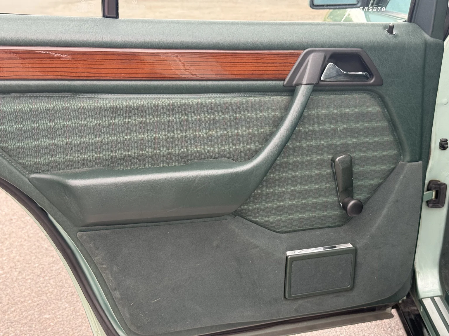 Interior image of 1991 Mercedes-Benz 300 E 4MATIC (26)