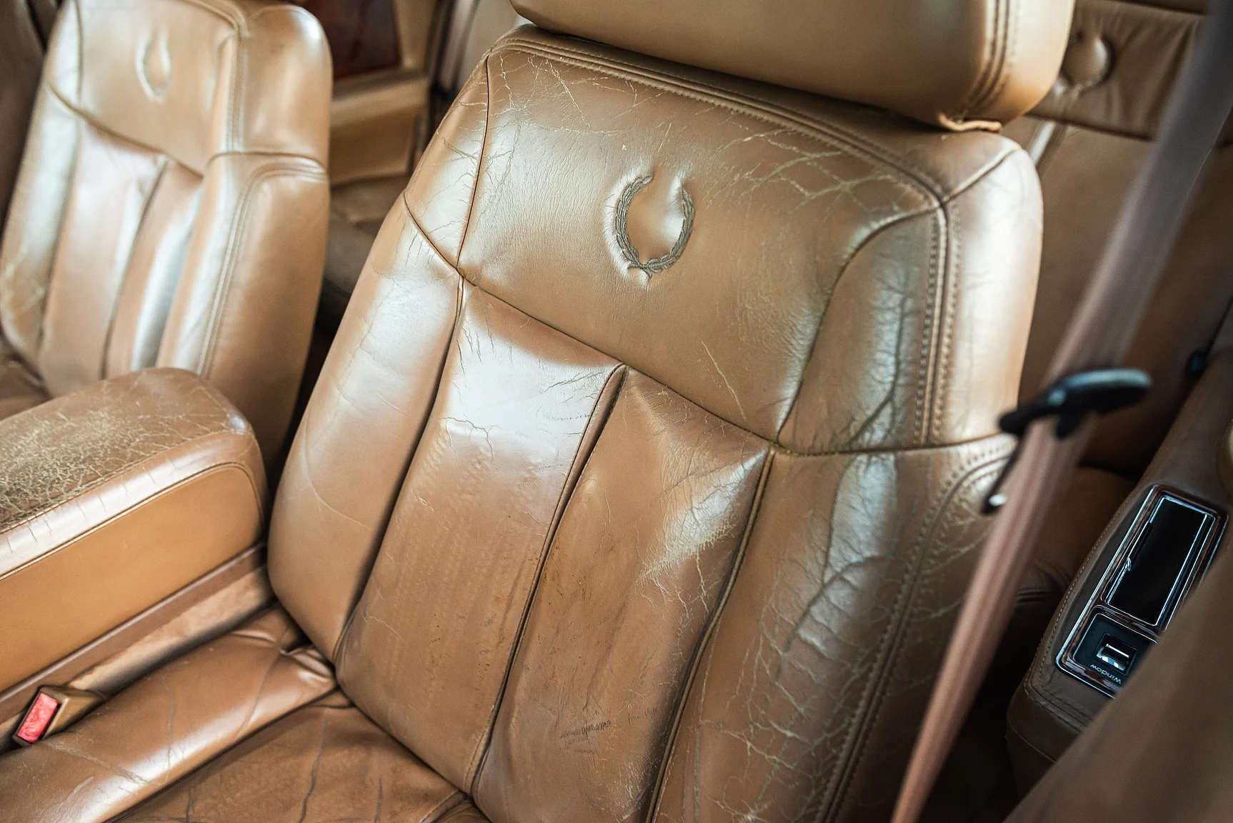 Interior image of 1989 Cadillac Seville (26)