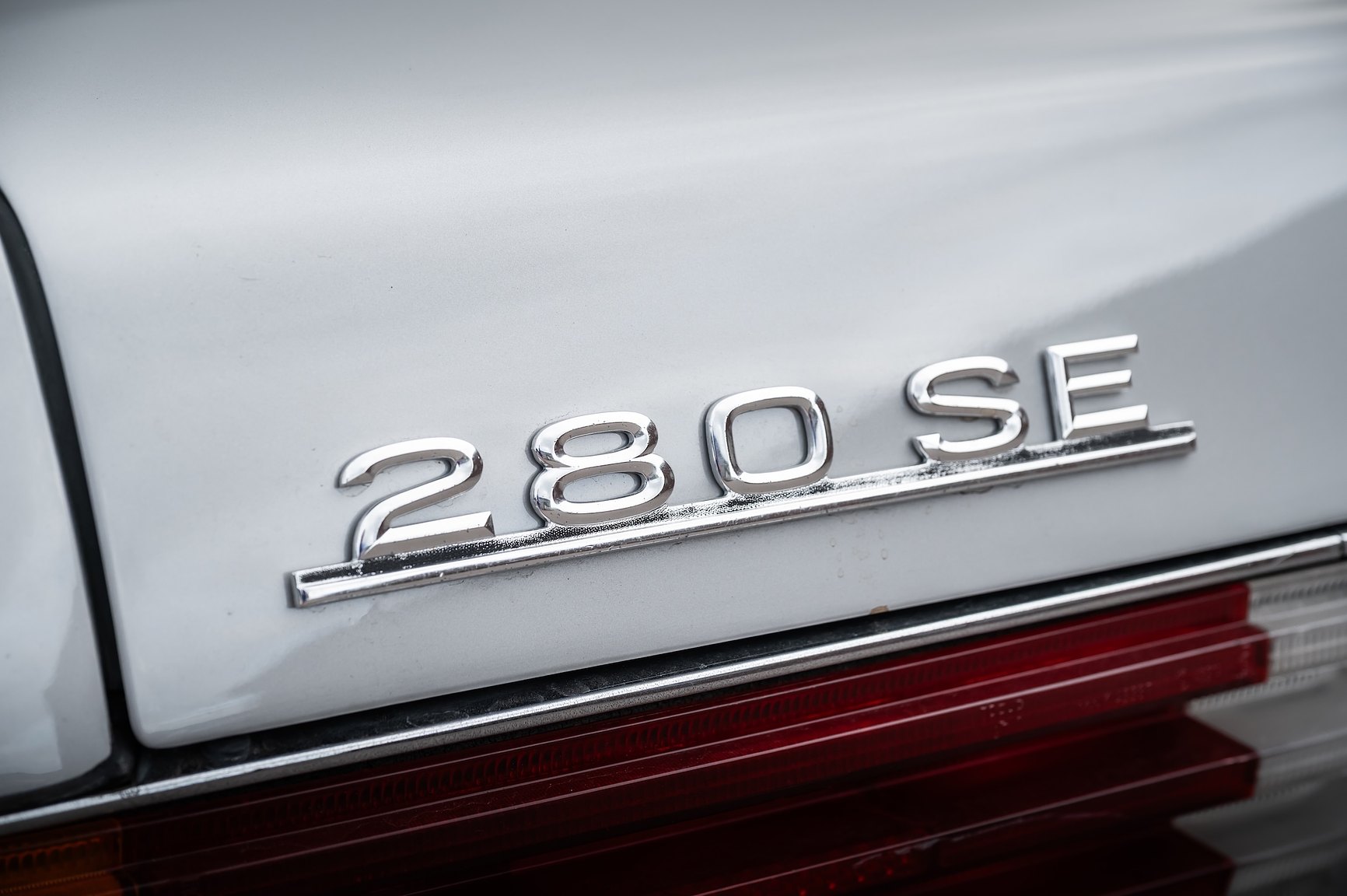 Exterior image of 1975 Mercedes-Benz 280 SE 