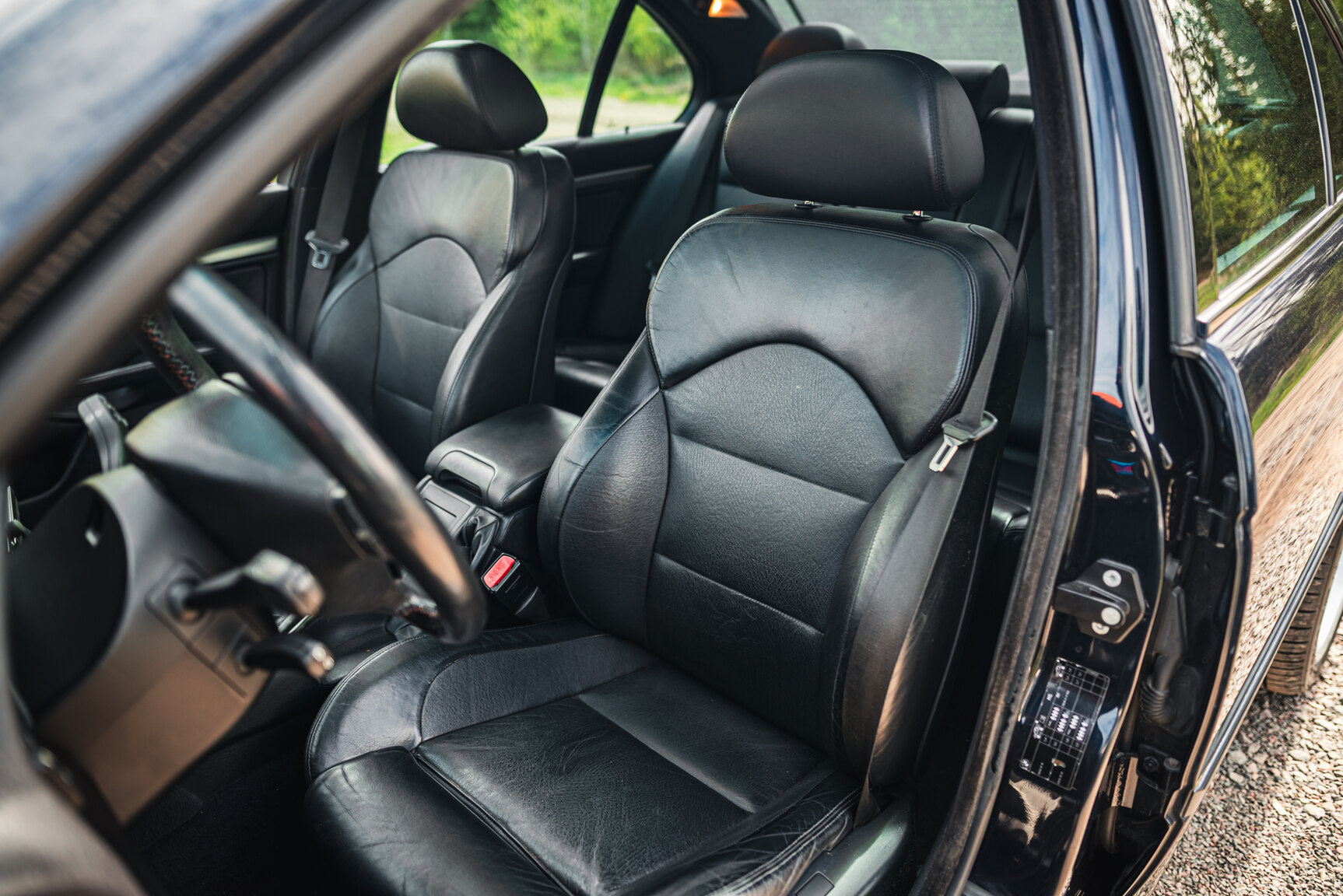 Interior image of 2000 BMW M5 E39