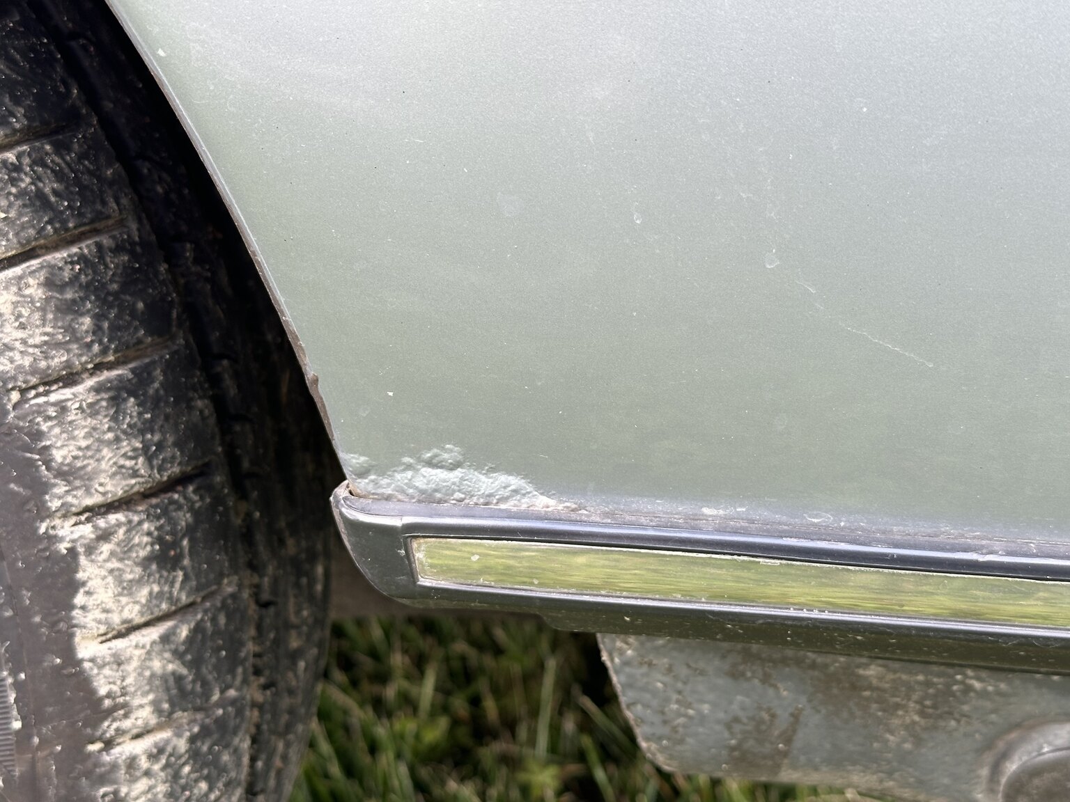 Exteriörbild på 1984 Mercedes-Benz 230 CE