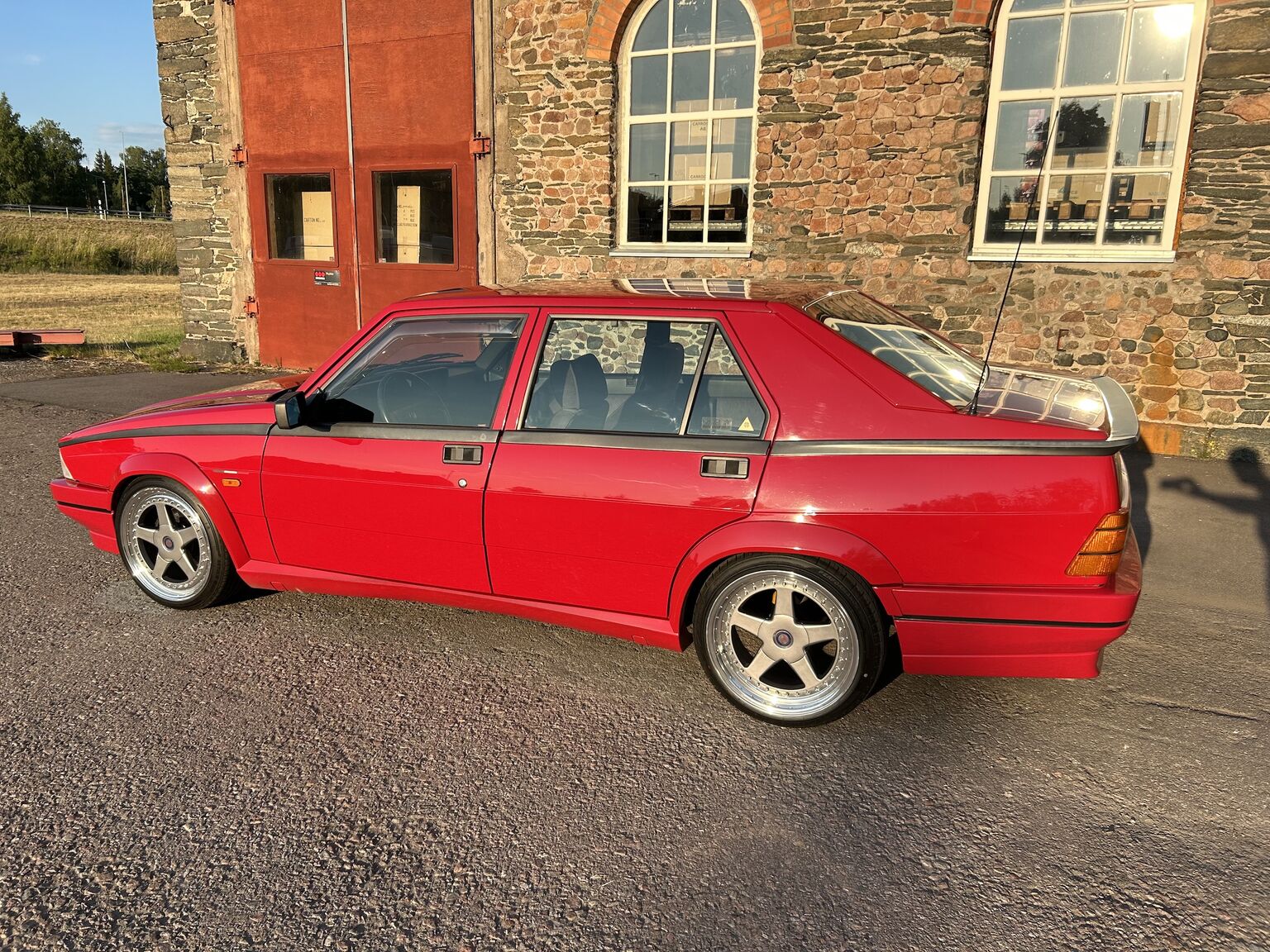 Exterior image of 1988 Alfa Romeo 75 (43)