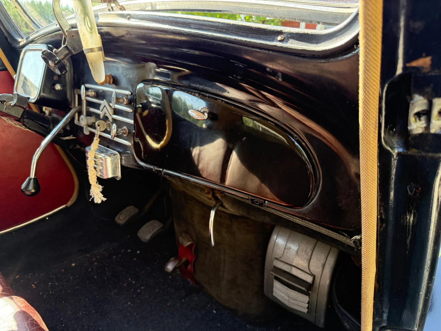 Innenraumfoto von 1951 Citroën CV 11  Sedan  (28)