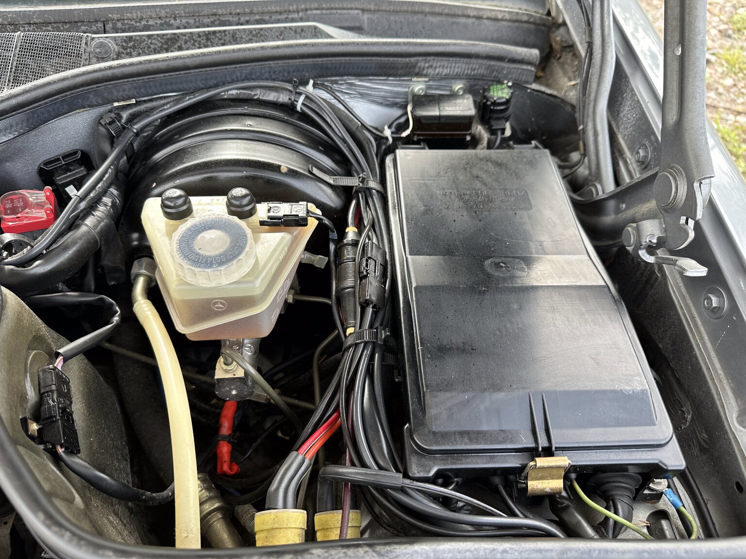 Image of 1987 Mercedes 300 SE mechanics