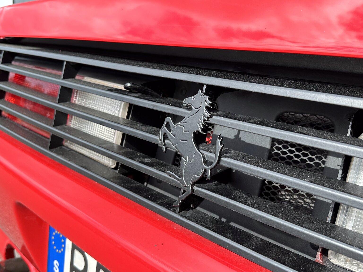 Exteriörbild på 1990 Ferrari 348 (35)