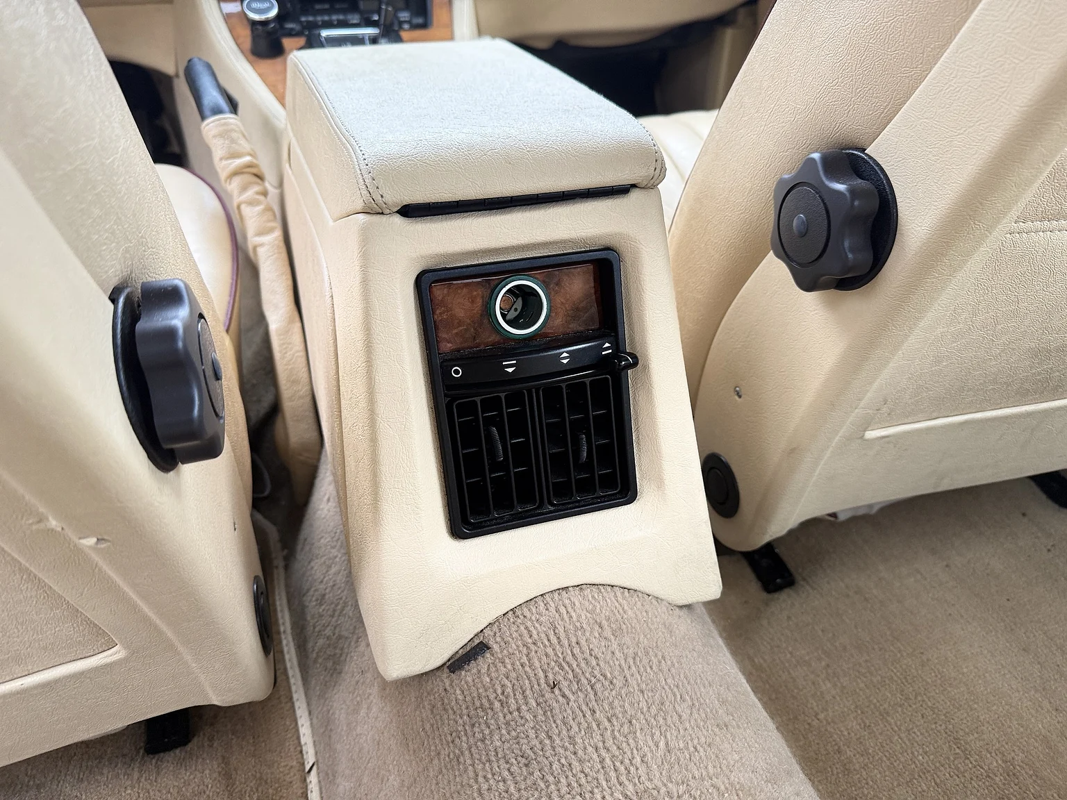 Innenraumfoto von 1991 Jaguar XJ40 Sovereign (59)