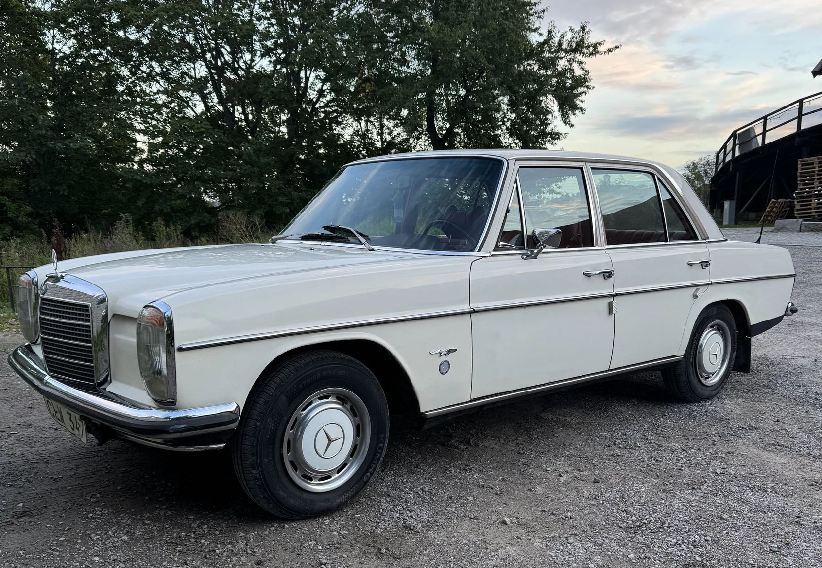 Aussenfoto 1972 Mercedes-Benz 200 (1)