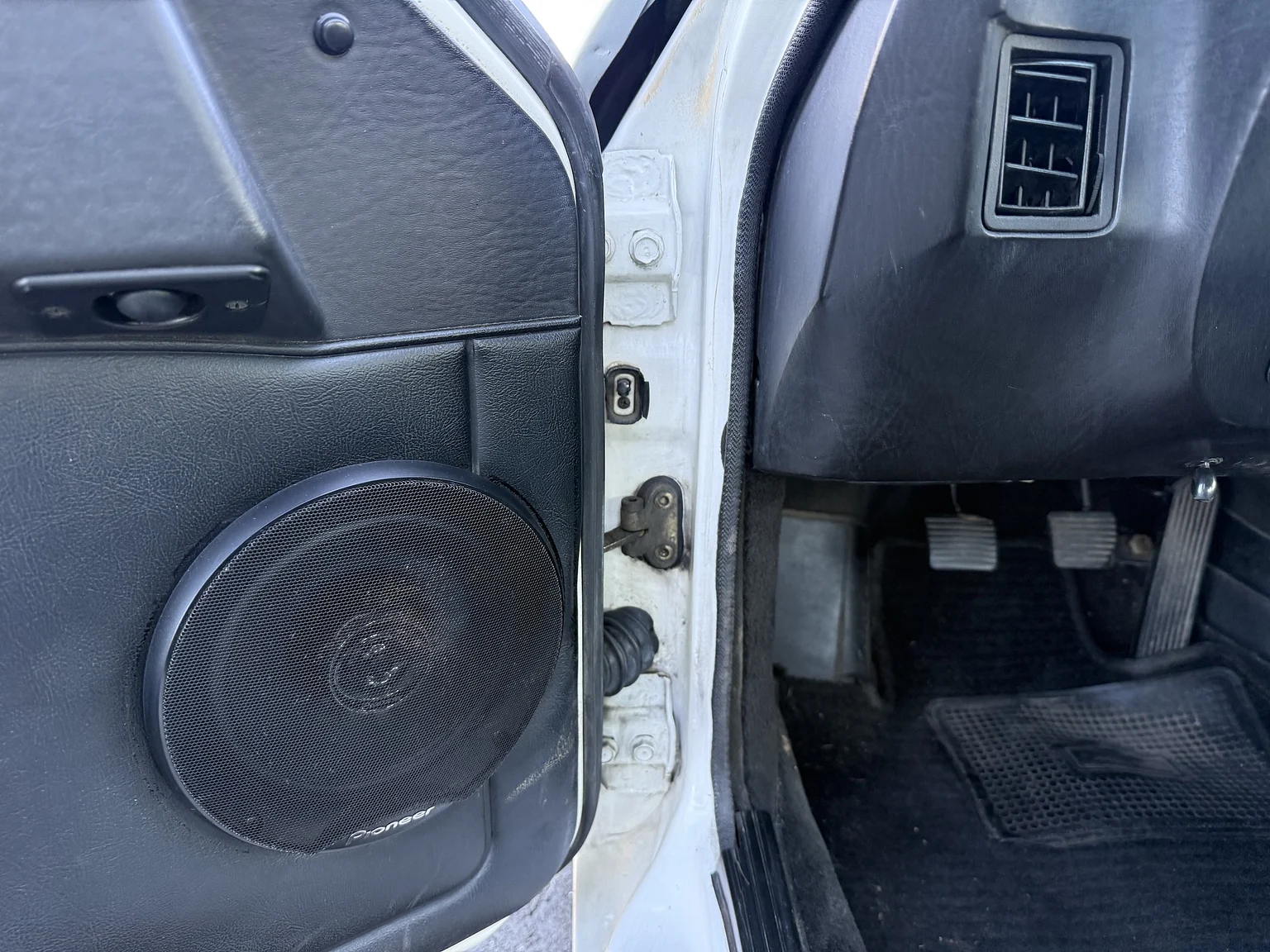 Interior image of 1984 PORSCHE 944 Targa (3)