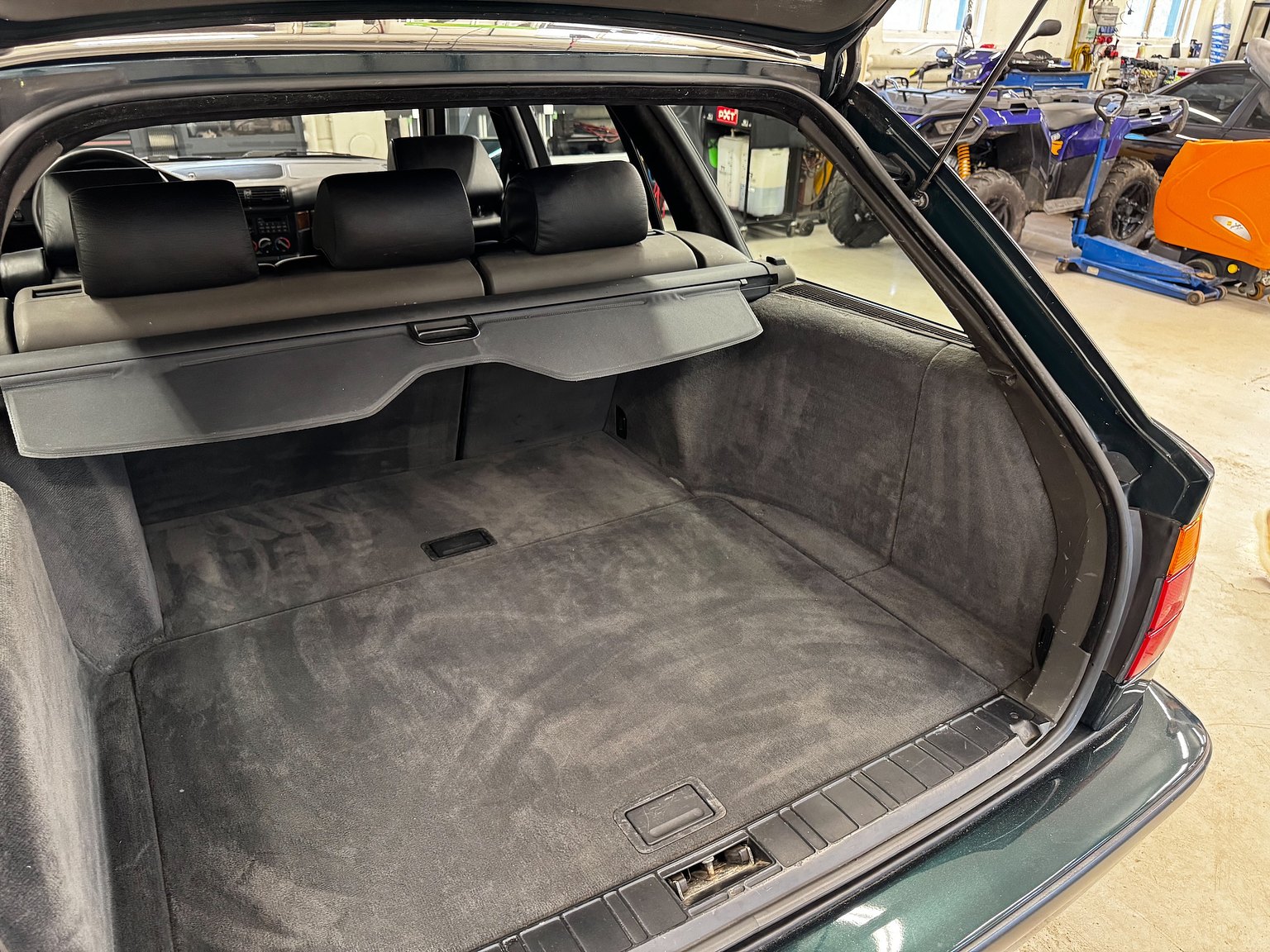 Interior image of 1995 BMW 540i Touring - NO RESERVE (43)