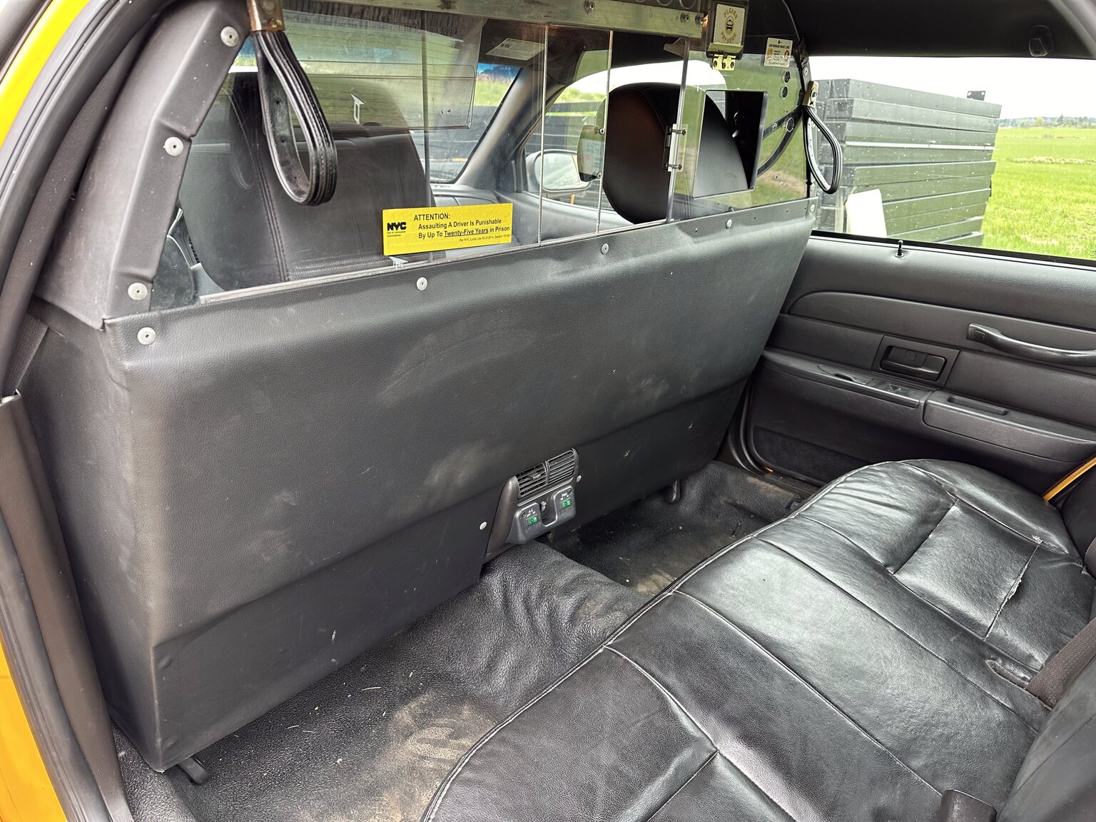 Innenraumfoto von 2011 Ford Crown Victoria New York Cab (22)