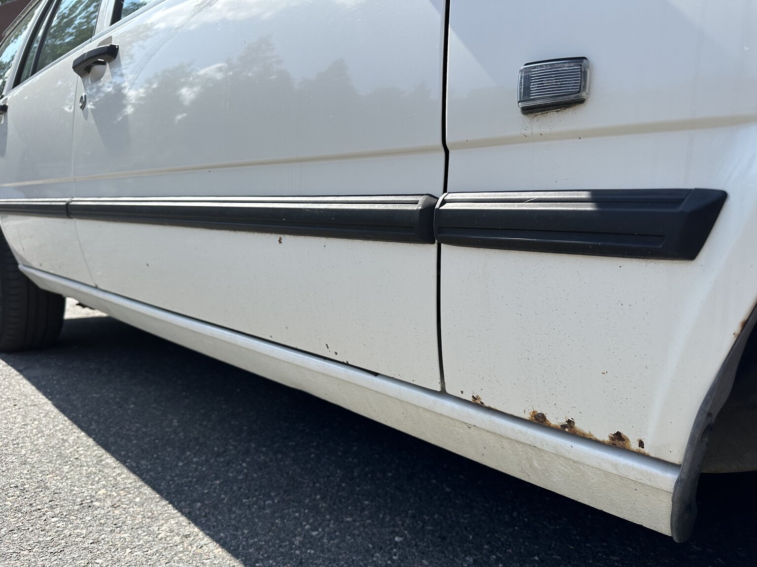 Exterior image of 1998 Volvo 945