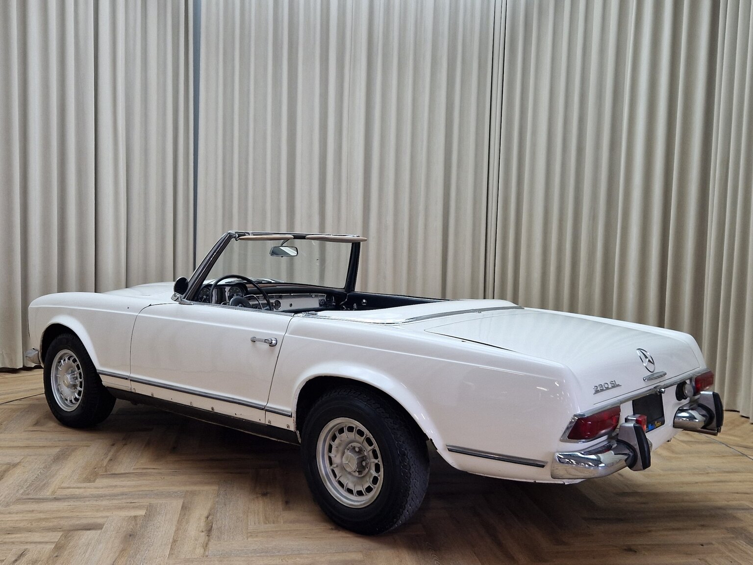 Exteriörbild på 1964 Mercedes-Benz 230SL Pagoda