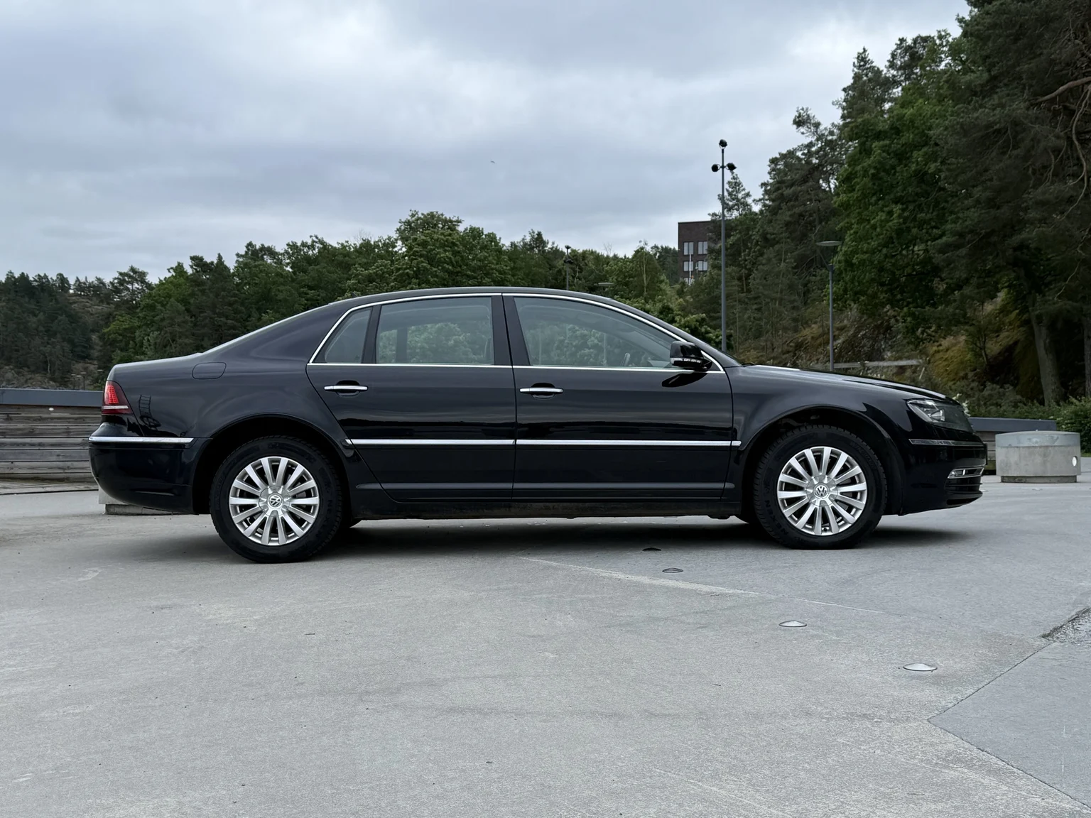 Exterior image of 2013 Volkswagen Phaeton 3.0 TDI (12)