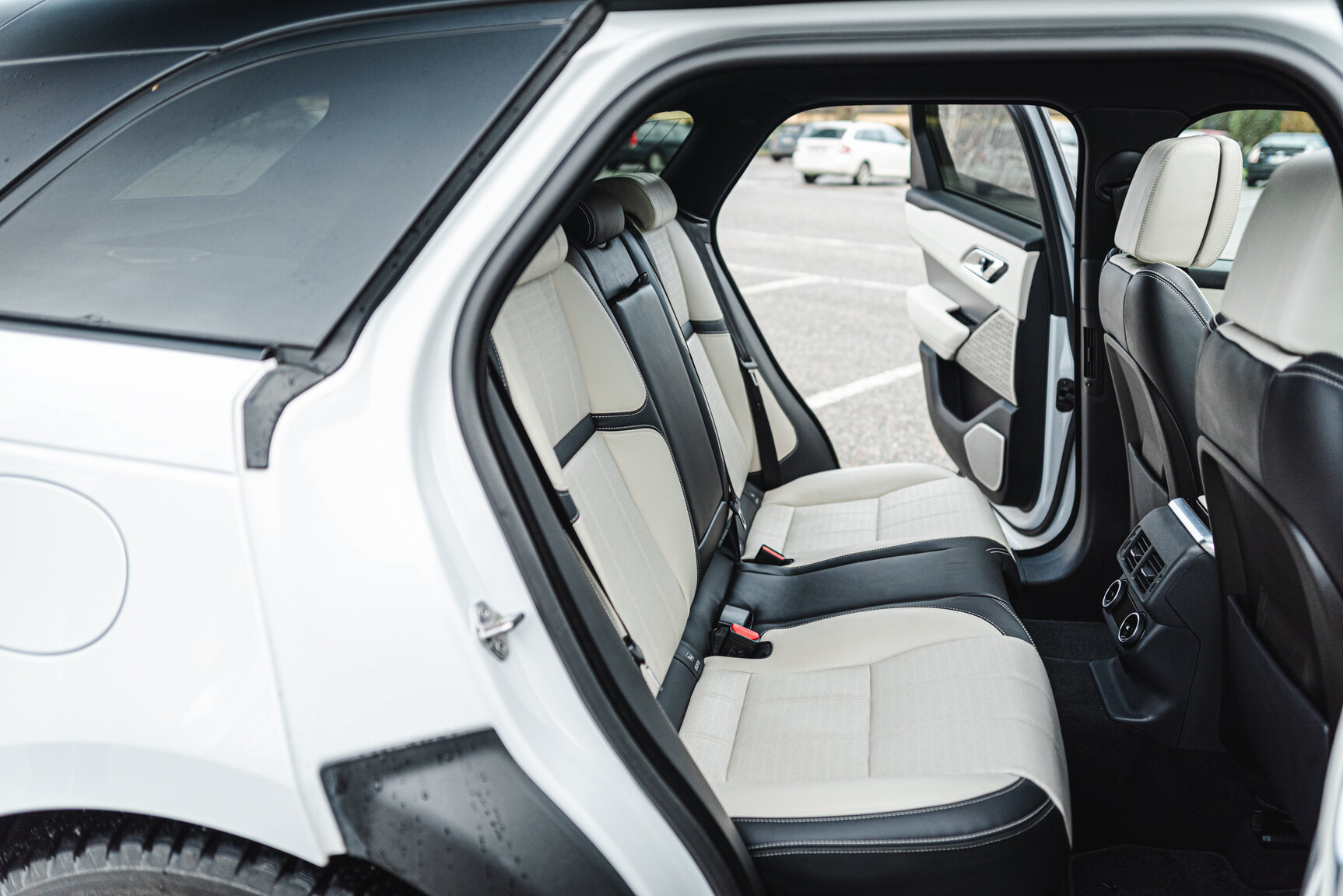 Interior image of 2018 Range Rover Velar D300 AWD HSE