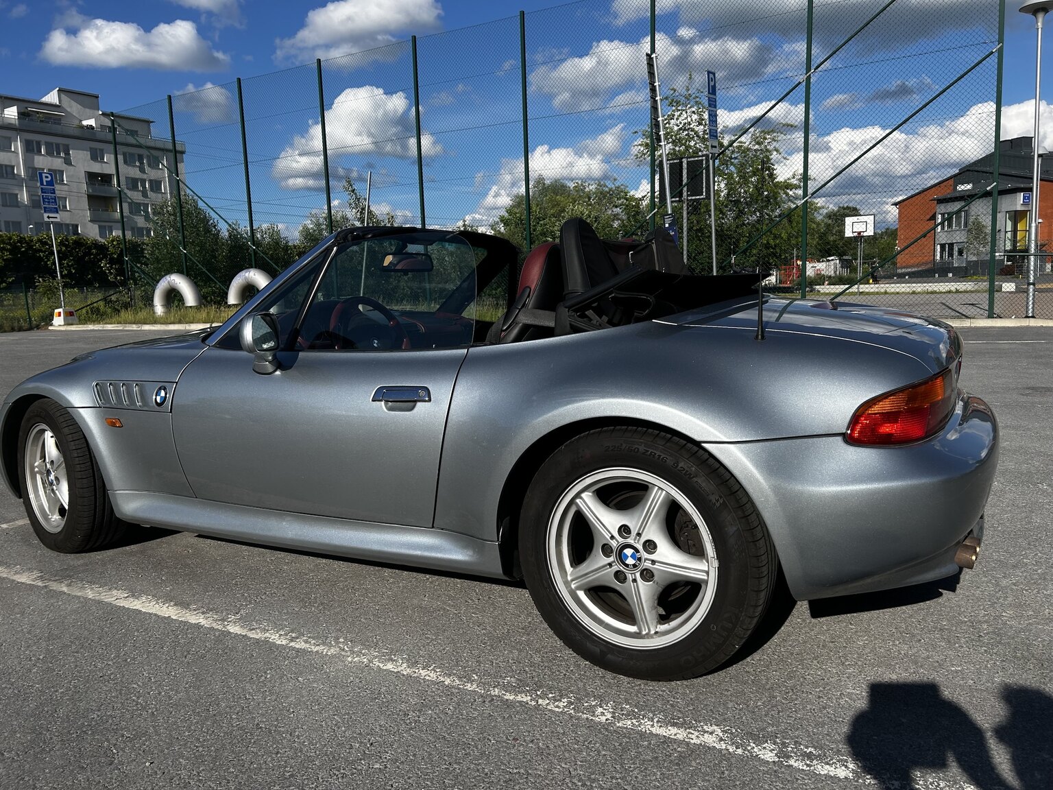 Exterior image of 1999 BMW Z3 2.8i (5)