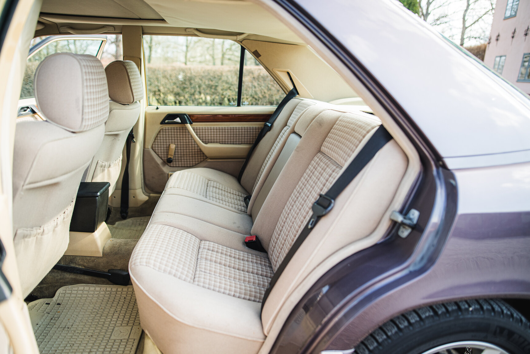 Interior image of 1993 Mercedes-Benz E 220
