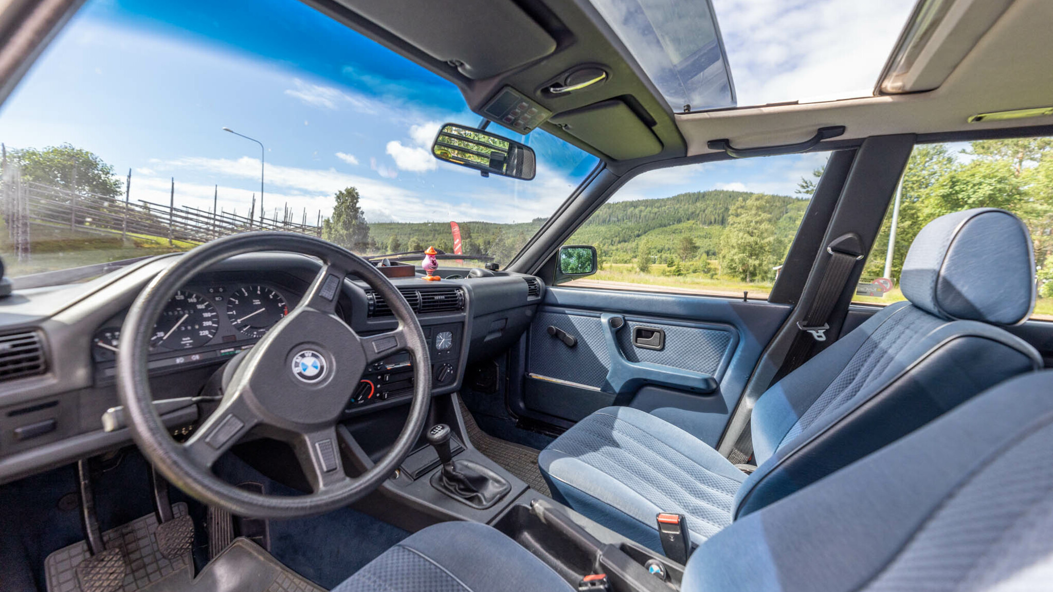 Interiörbild 1984 BMW 320i sedan