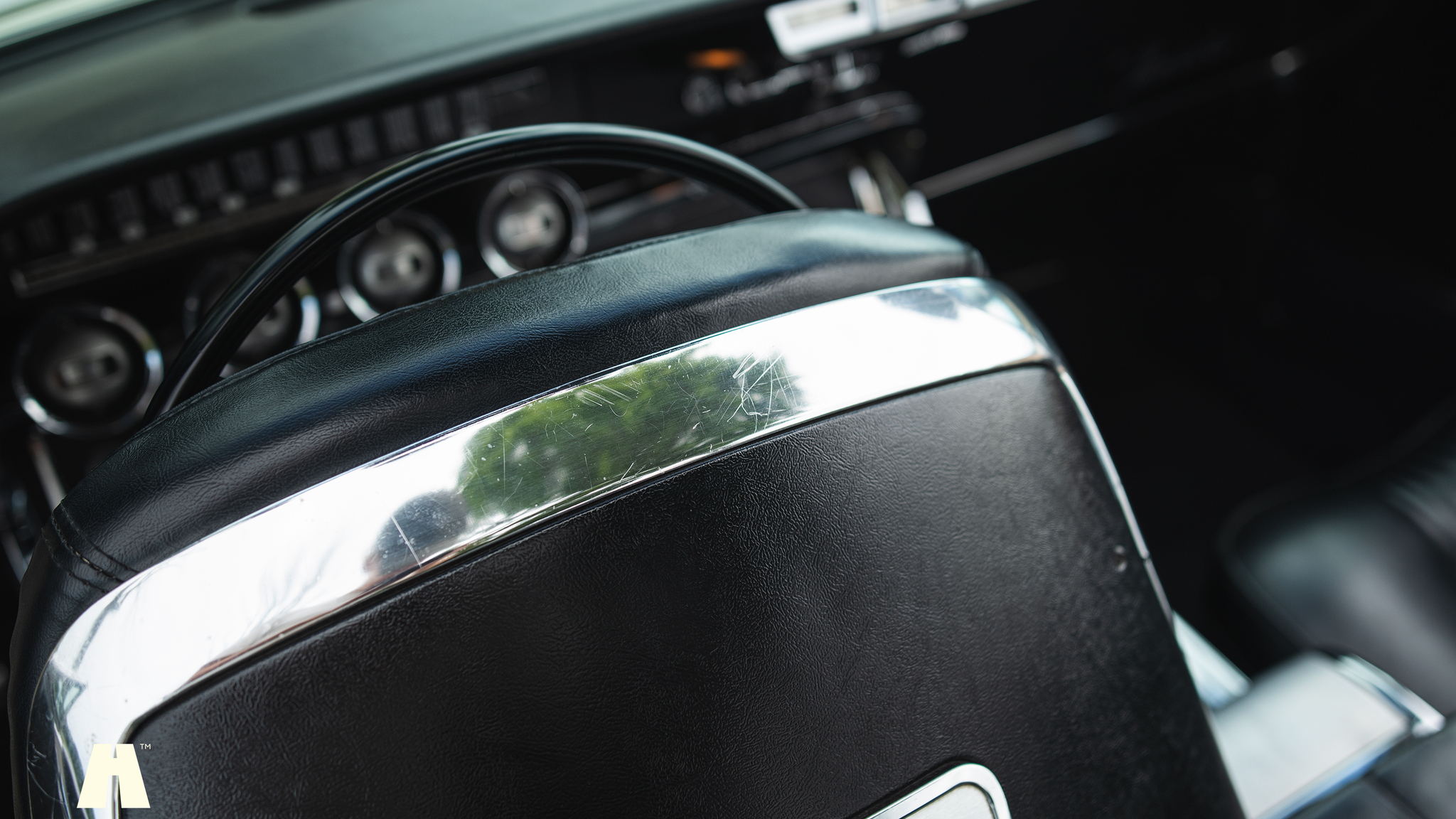 Interior image of 1965 Ford Thunderbird (40)
