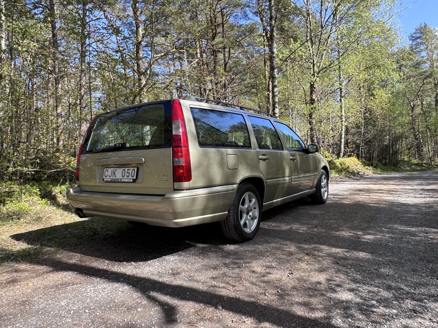 Exterior image of 1999 Volvo V70 2.5