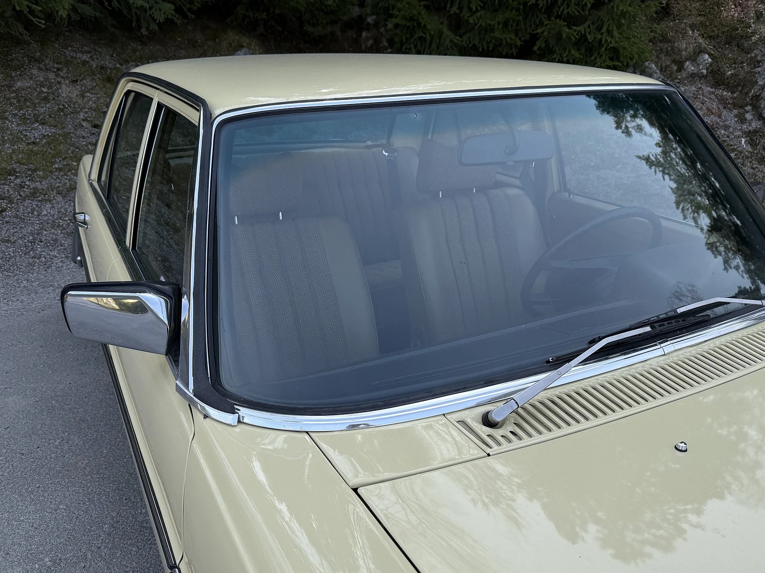 Exterior image of 1974 Mercedes-Benz 230 Automatic (18)