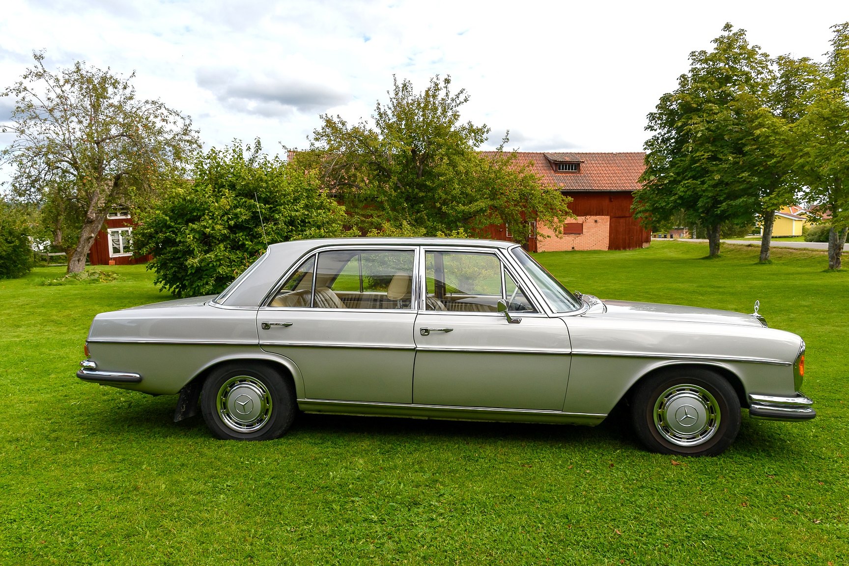 Exterior image of 1969 Mercedes-Benz 300 SEL