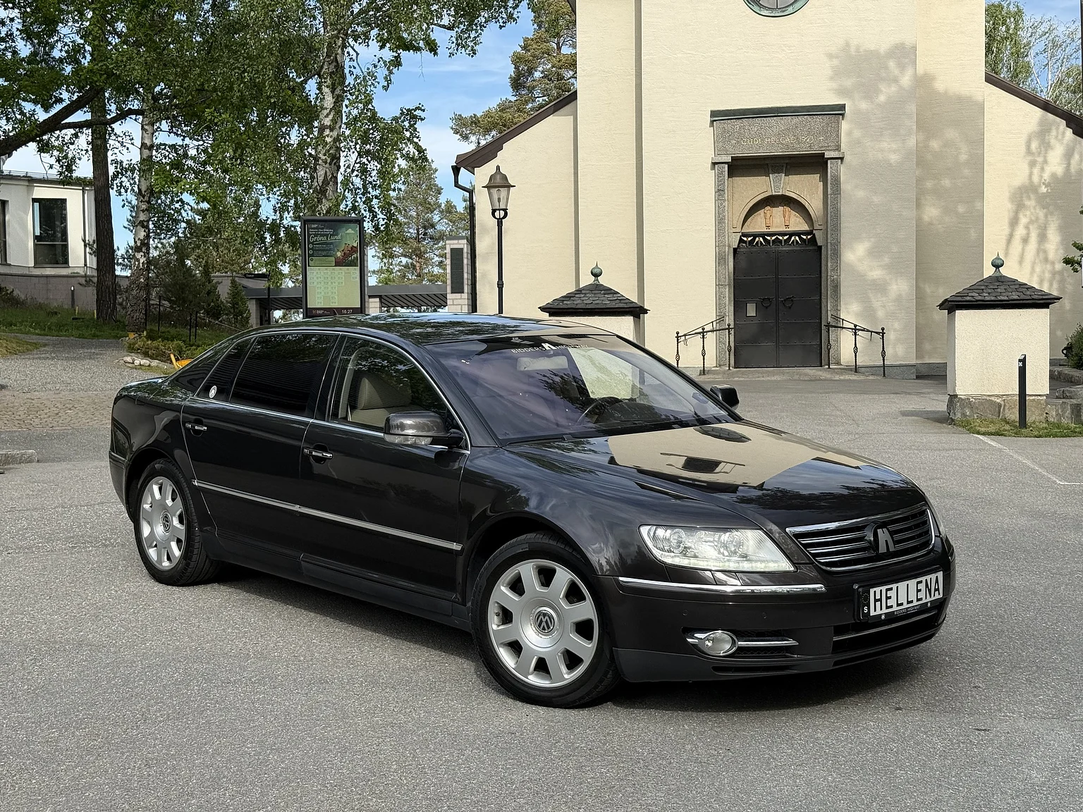 Exterior image of 2009 Volkswagen Phaeton W12 LWB Executive (2)