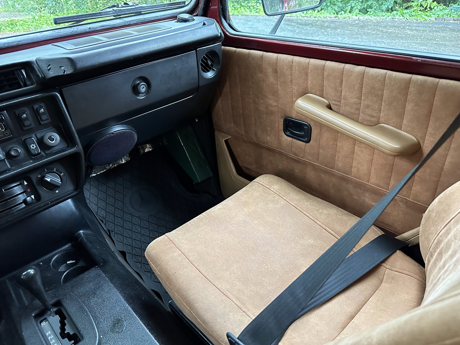 Interior image of 1986 Mercedes 280 GE (11)
