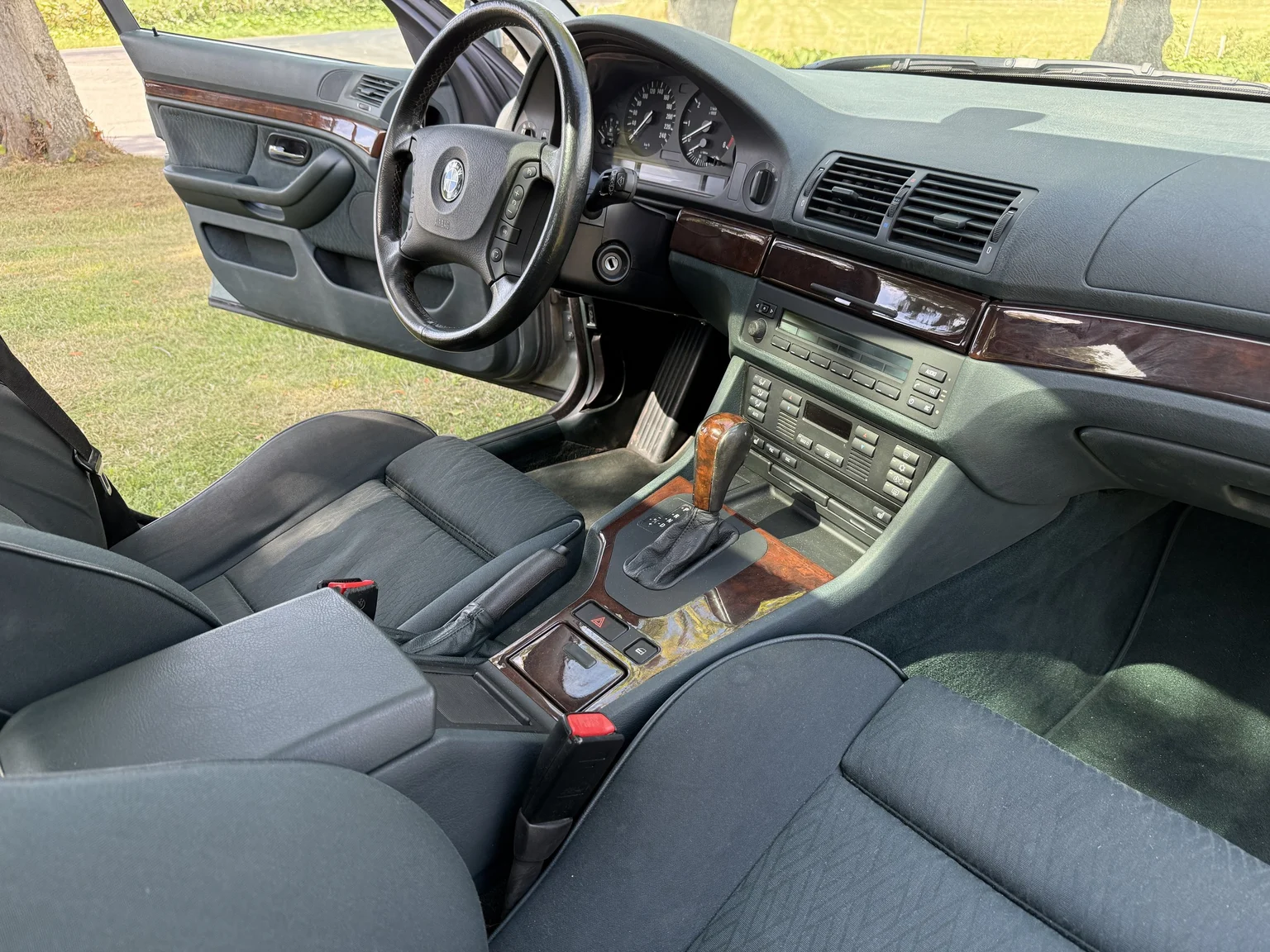 Interior image of 2003 BMW 525d Sedan (38)