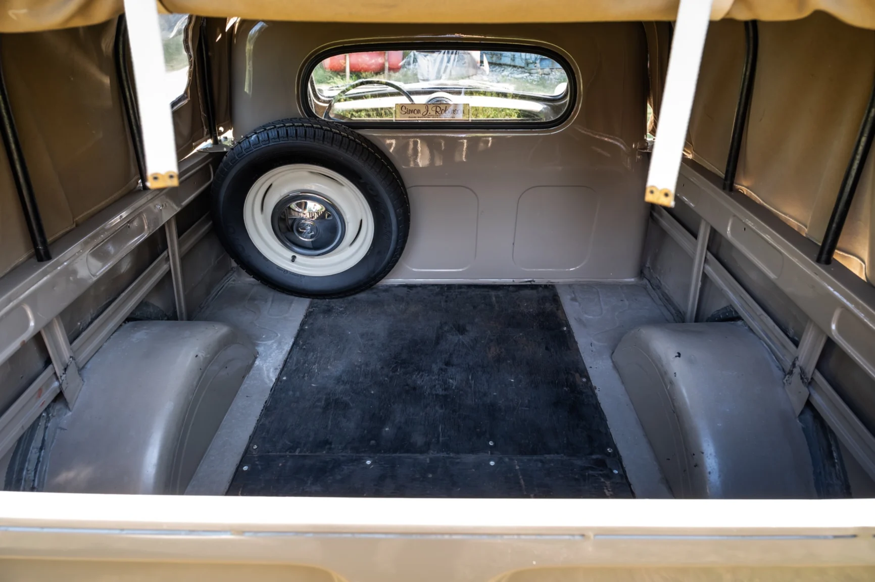 Innenraumfoto von 1971 Morris Minor 1000 (3)