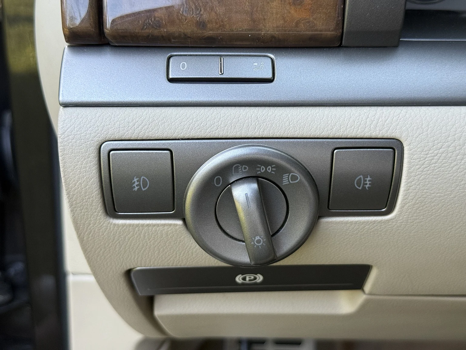 Innenraumfoto von 2009 Volkswagen Phaeton W12 LWB Executive (71)