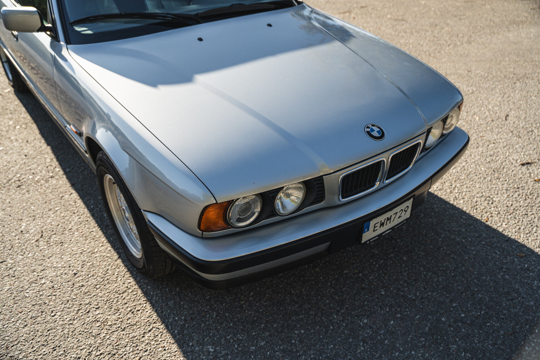 Exterior image of 1994 BMW 520i E34