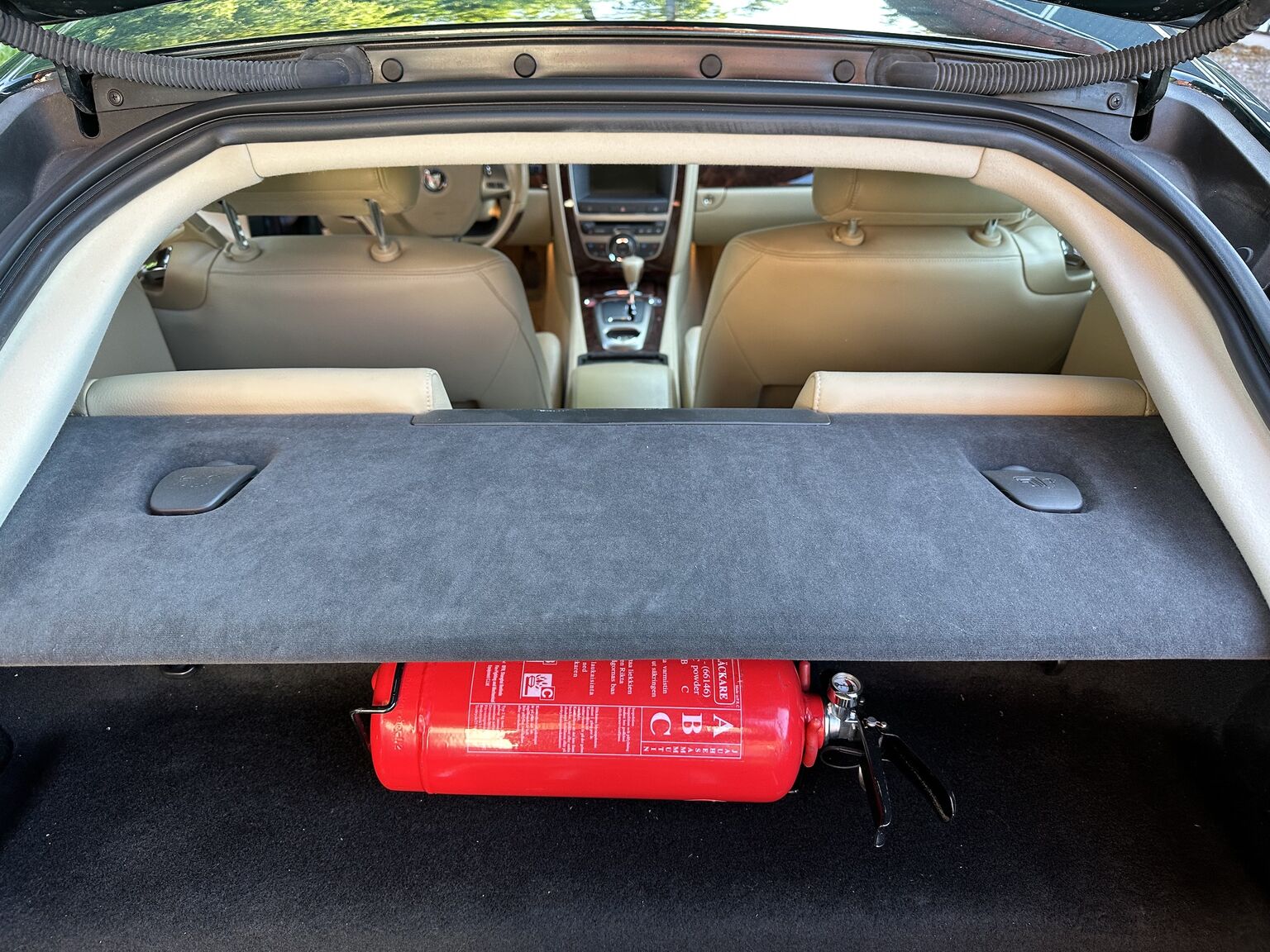 Innenraumfoto von 2007 Jaguar XKR (50)