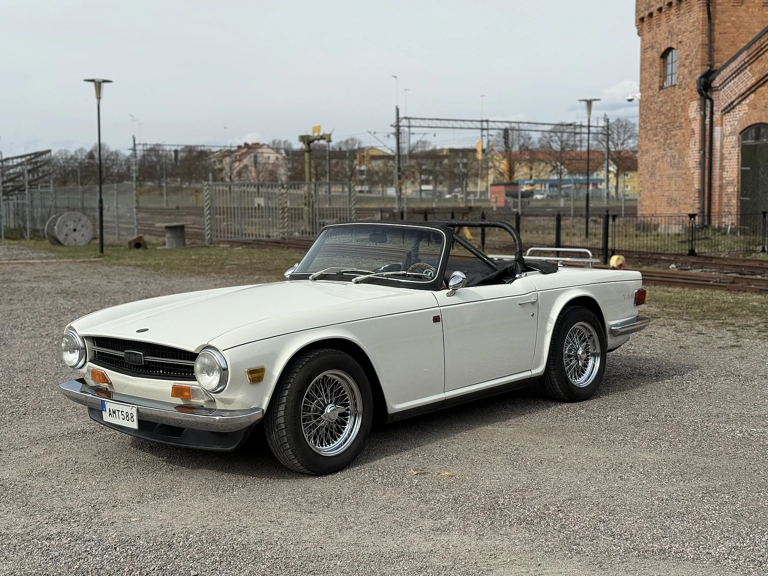 Exterior image of 1970 Triumph TR6 Hardtop  (1)