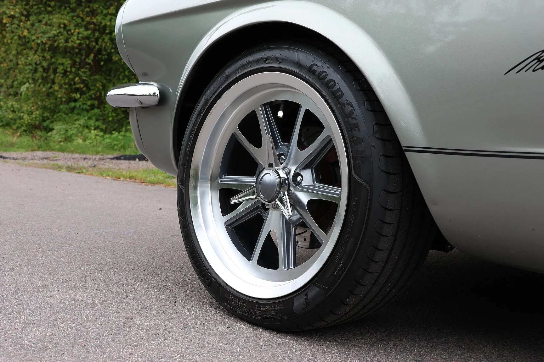 Exteriörbild på 1965 Ford Mustang Fastback Restomod (18)