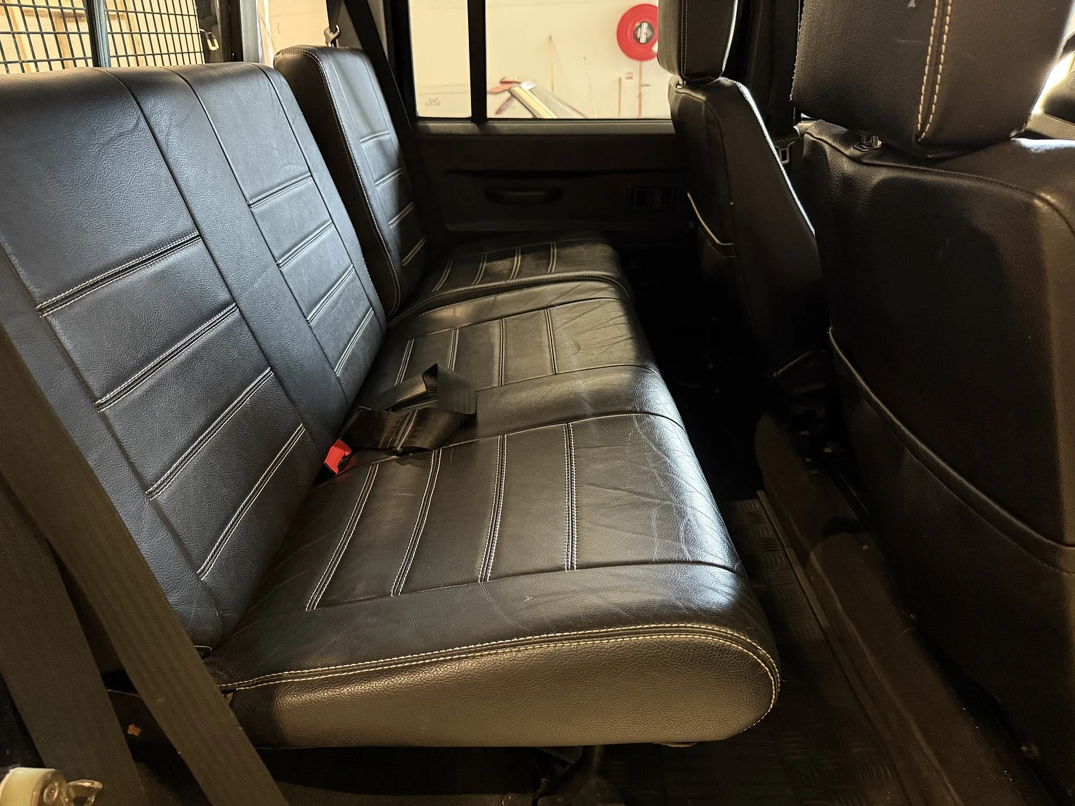 Interiörbild 2000 Land Rover Defender 110 Tomb Raider (31)