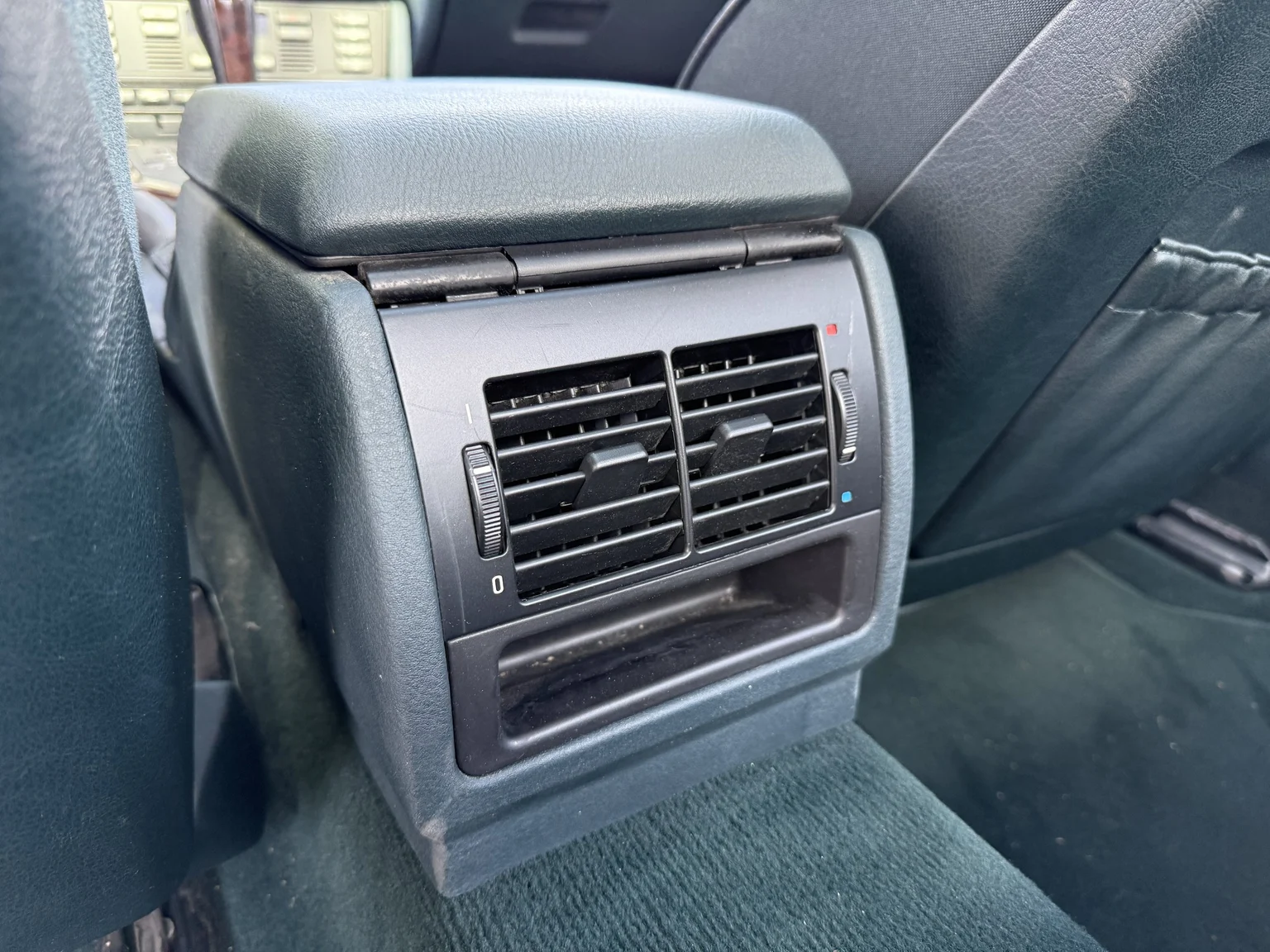 Interior image of 2003 BMW 525d Sedan (67)