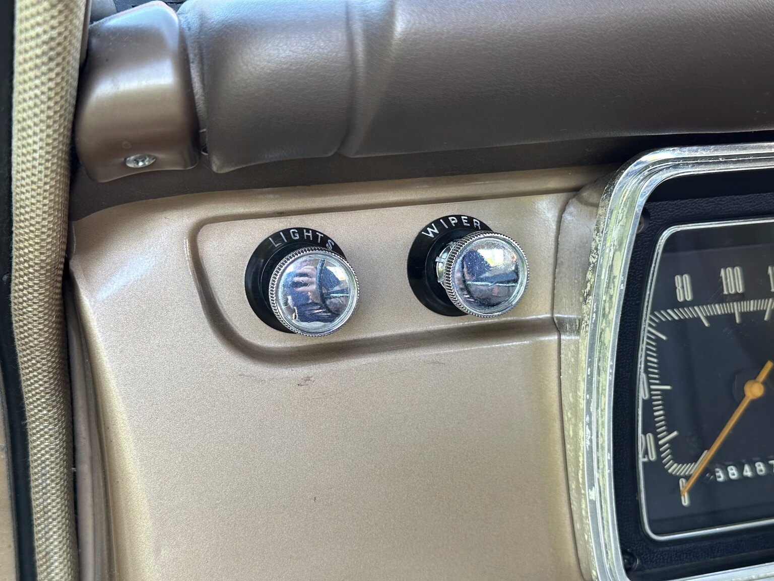 Interiörbild 1966 Plymouth Valiant 100 2-door Sedan