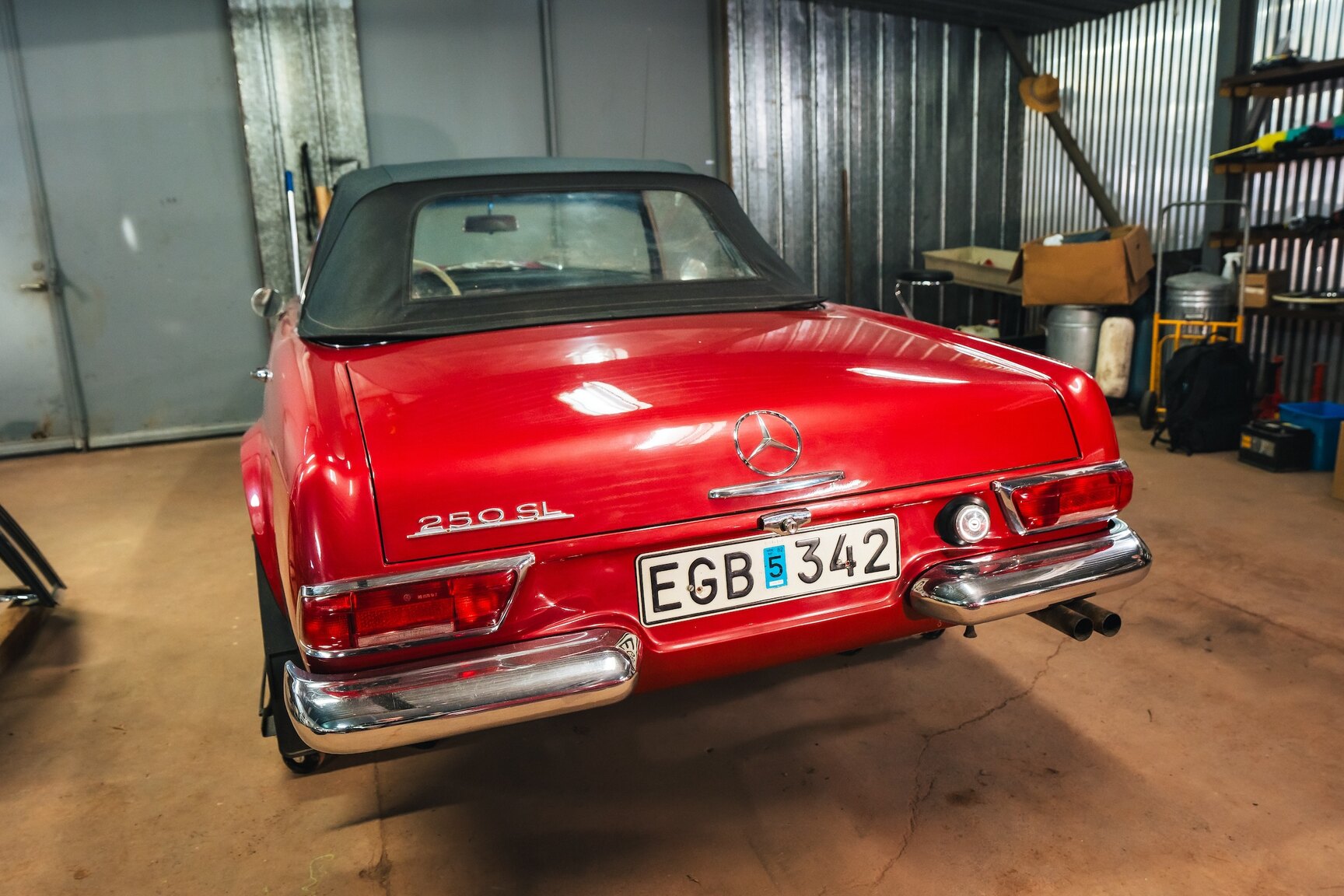 Exteriörbild på 1966 Mercedes-Benz 230 SL 