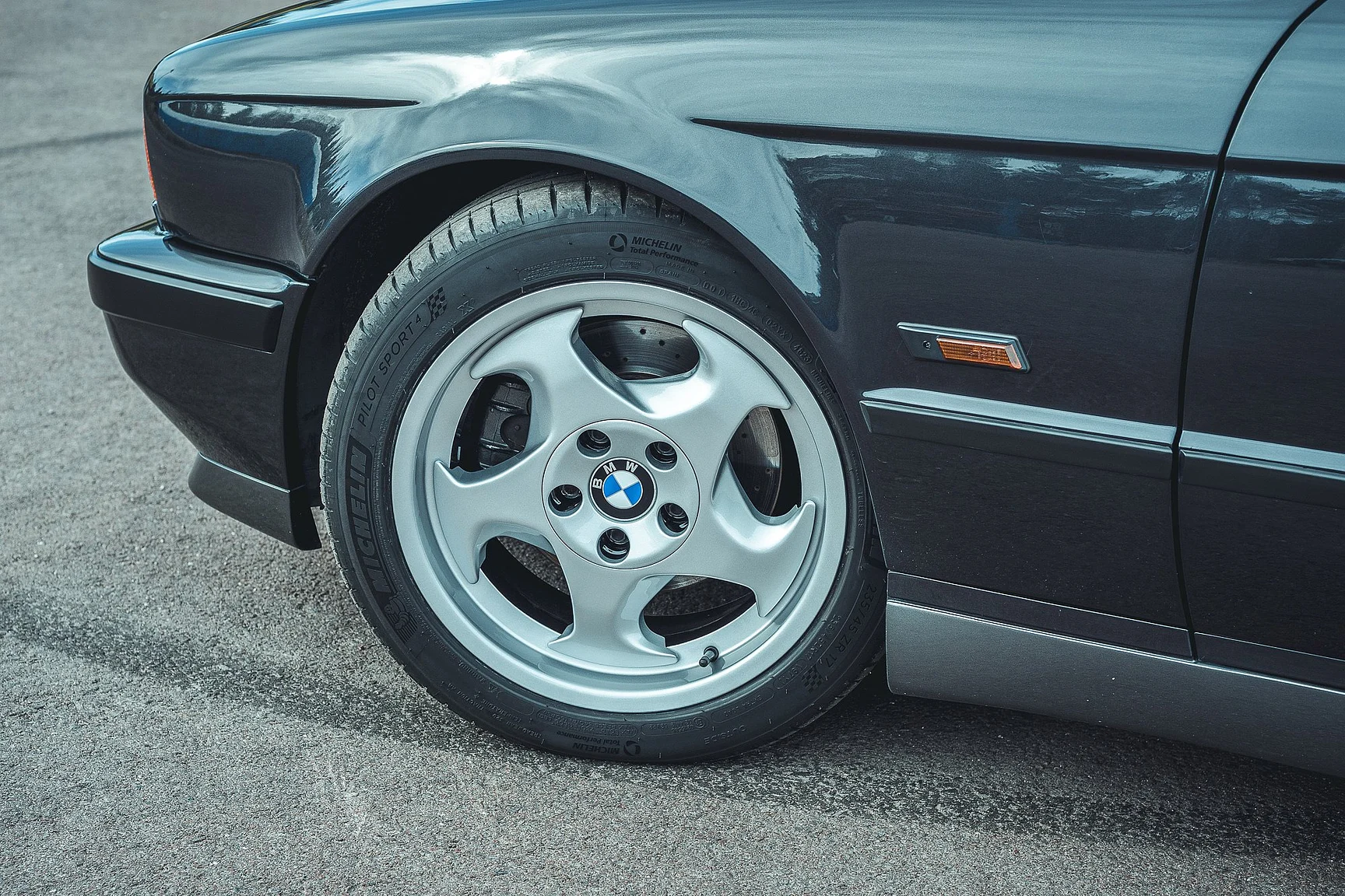 Exterior image of 1992 BMW M5 3.8 (21)
