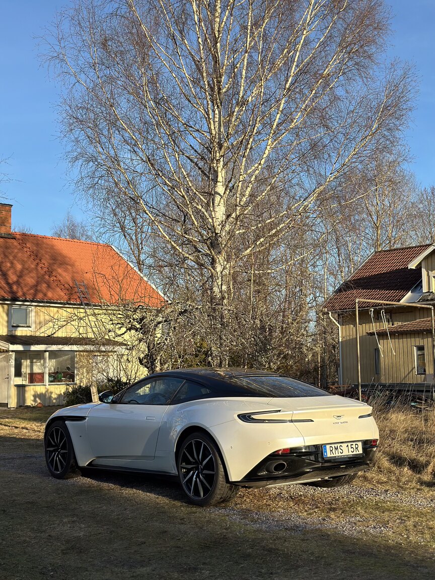 Exteriörbild på 2018 Aston Martin DB11