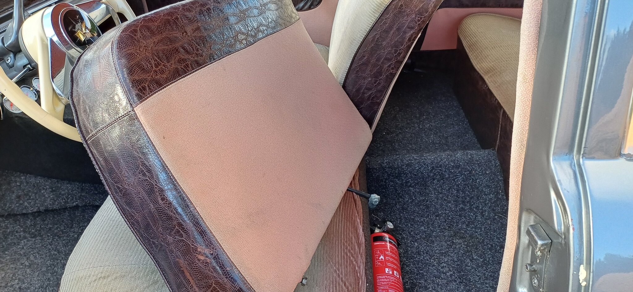 Innenraumfoto von 1953 Kaiser Deluxe Club 2-door