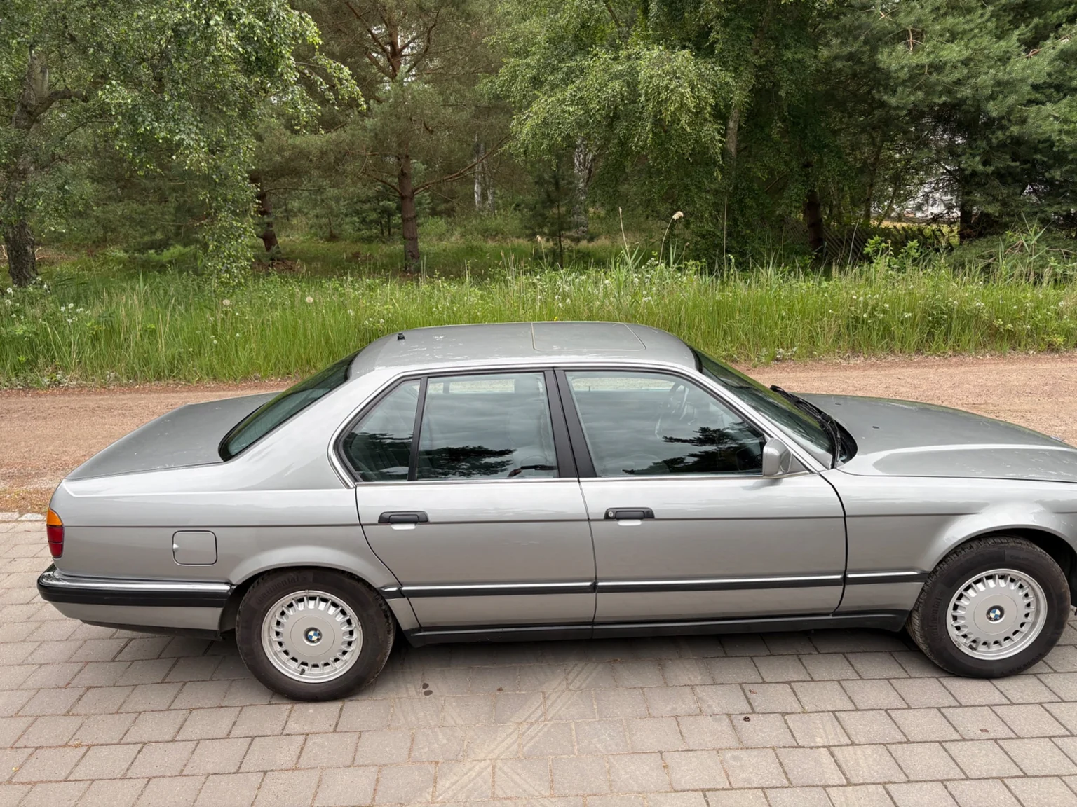 Exteriörbild på 1988 BMW 730iA (4)