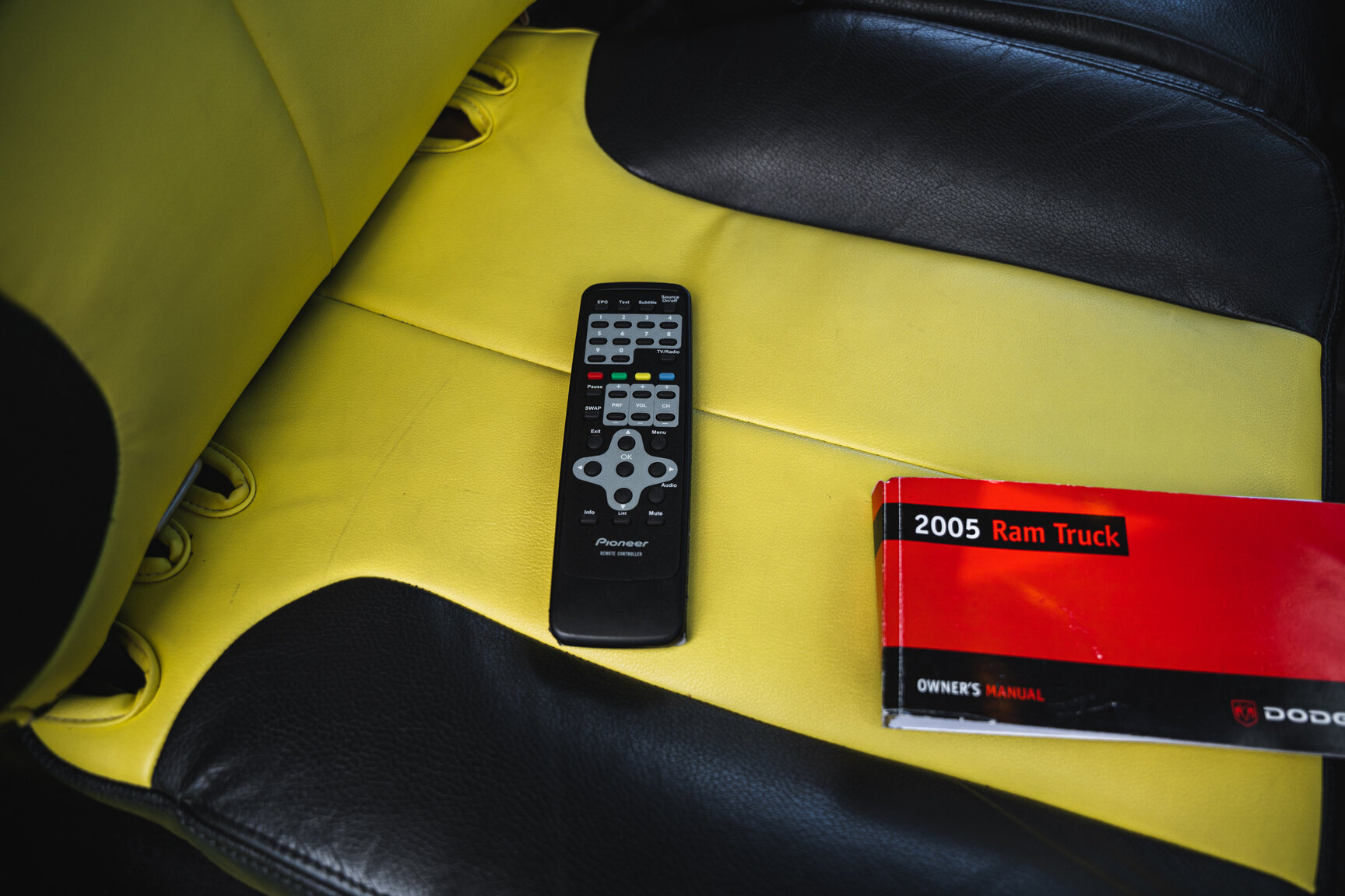 Innenraumfoto von 2005 Dodge Ram 1500 Bumble Bee