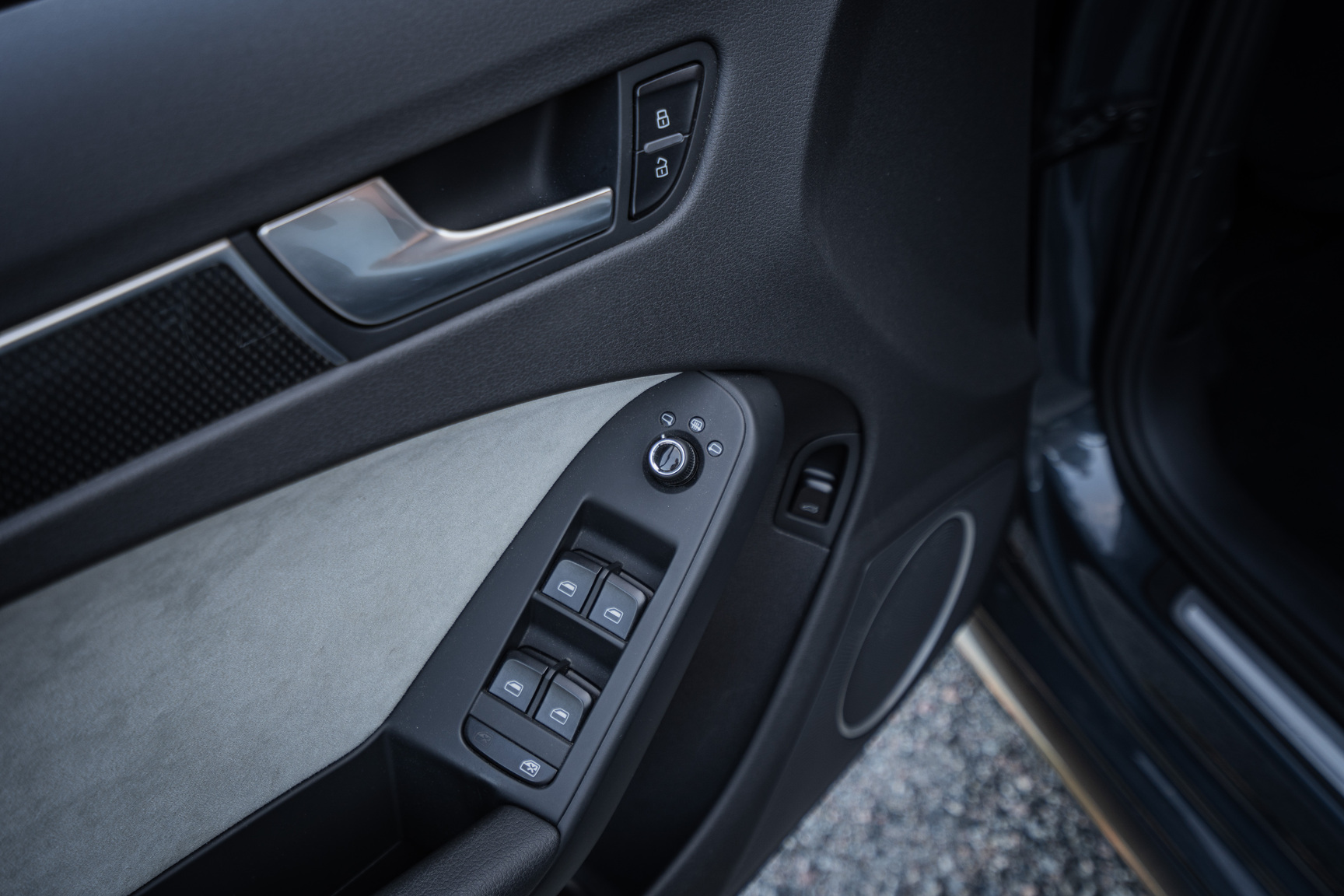 Interior image of 2011 Audi S4 (41)