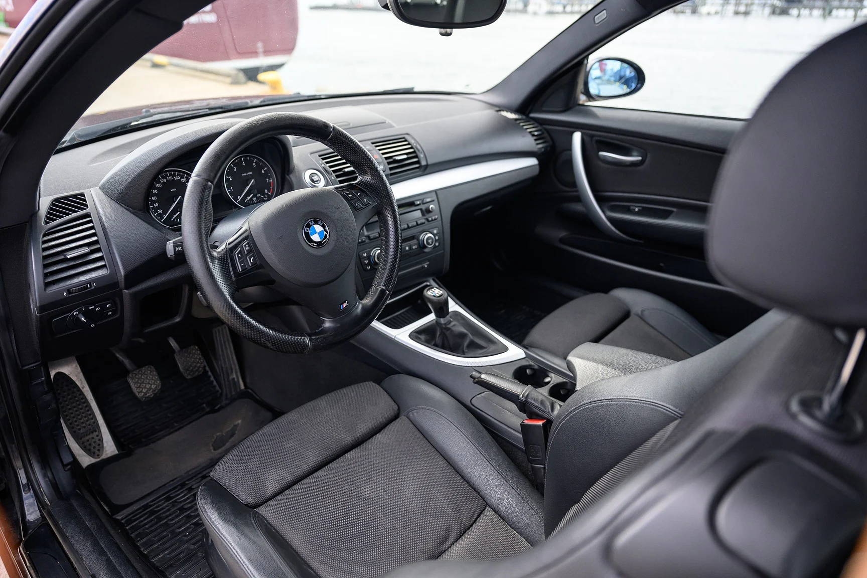Interior image of 2007 2007 BMW 130i M Sport (1)