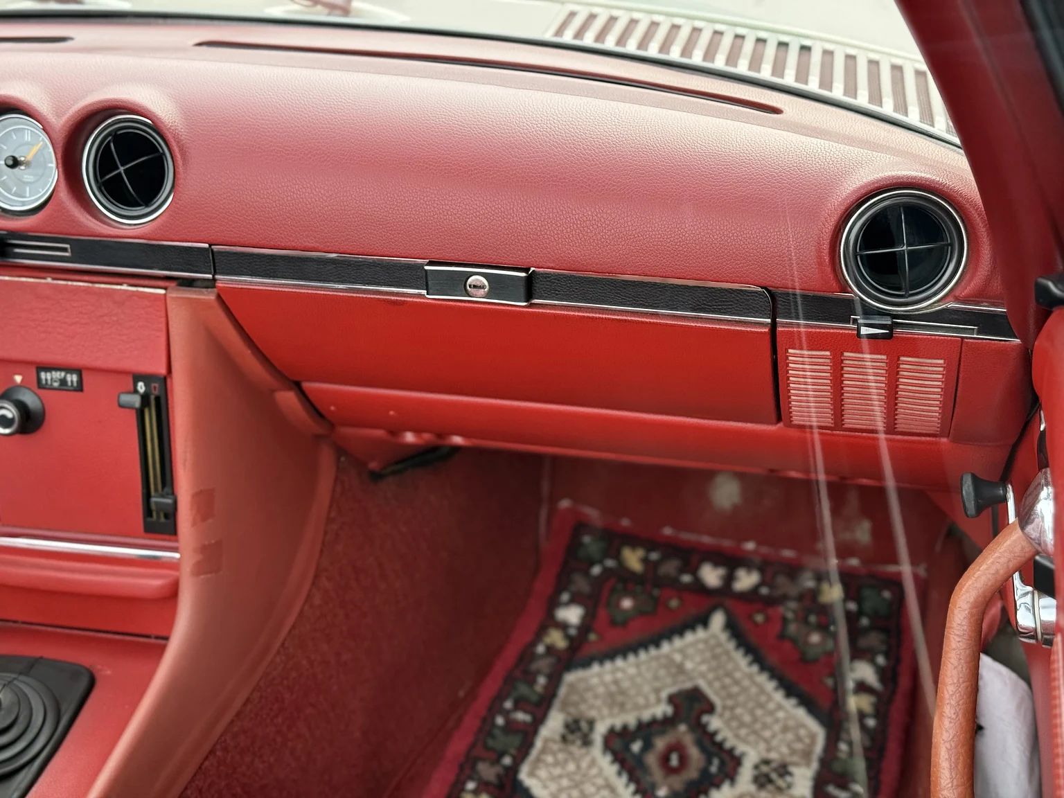 Innenraumfoto von 1973 Mercedes Benz 350 SL  (26)